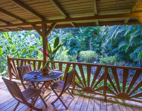 Évasion créole : cabane en bois au cœur de la Guadeloupe à Deshaies — vue intérieure