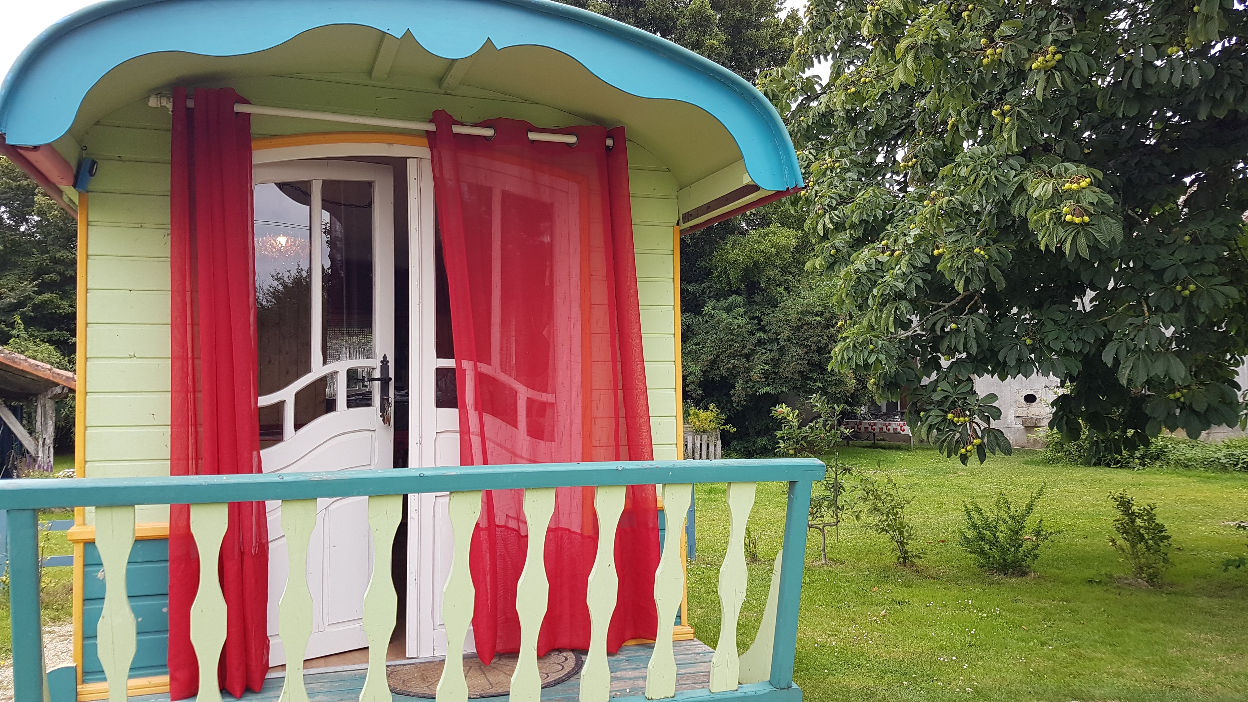 Roulotte climatisée avec piscine naturelle — Séjour paisible à La Ferme en Vienne à Poitiers — environnement naturel