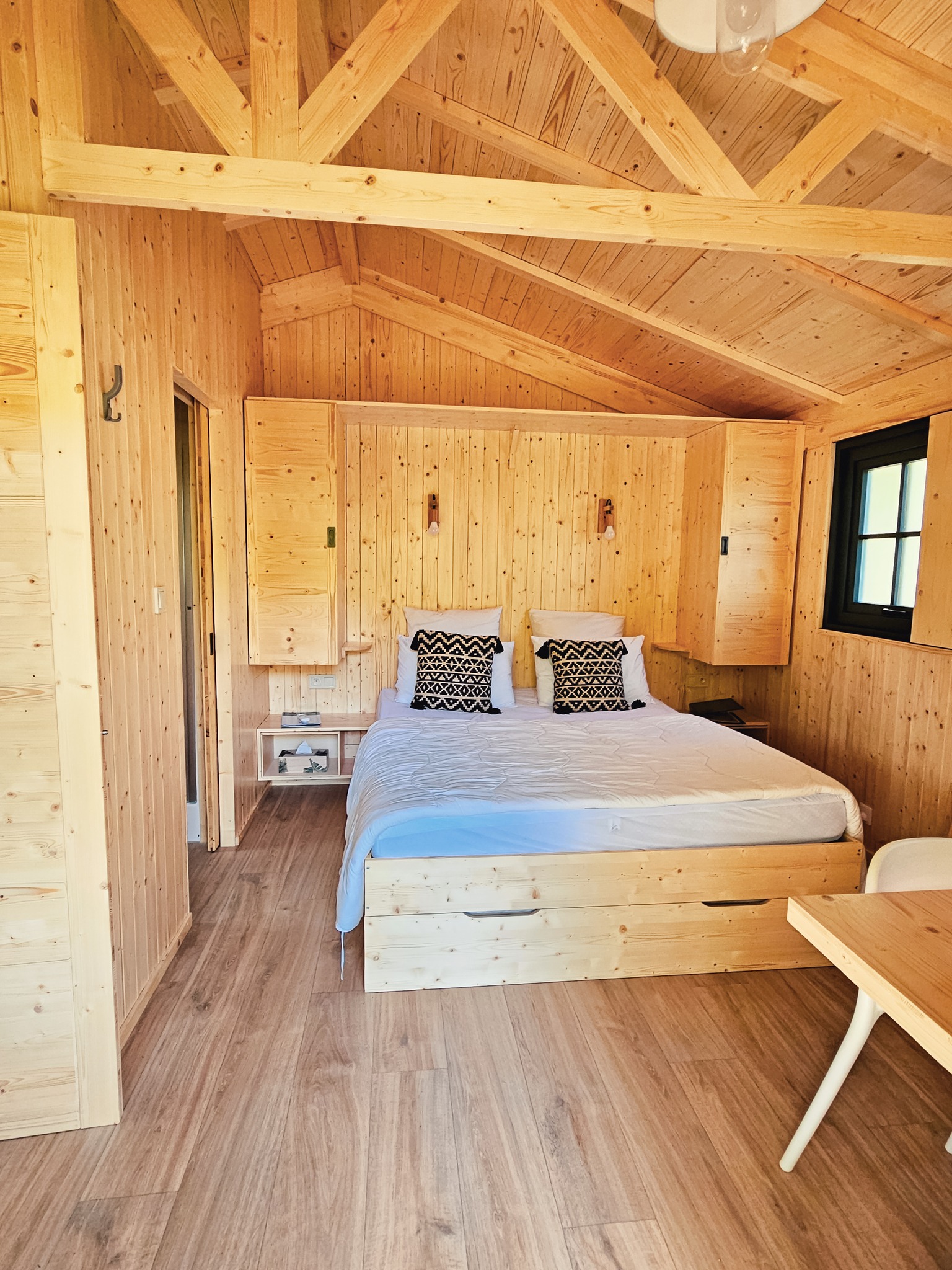La Cabane du Héron : un lodge sur pilotis au bord de l'étang à Saint Andre Allas — environnement naturel