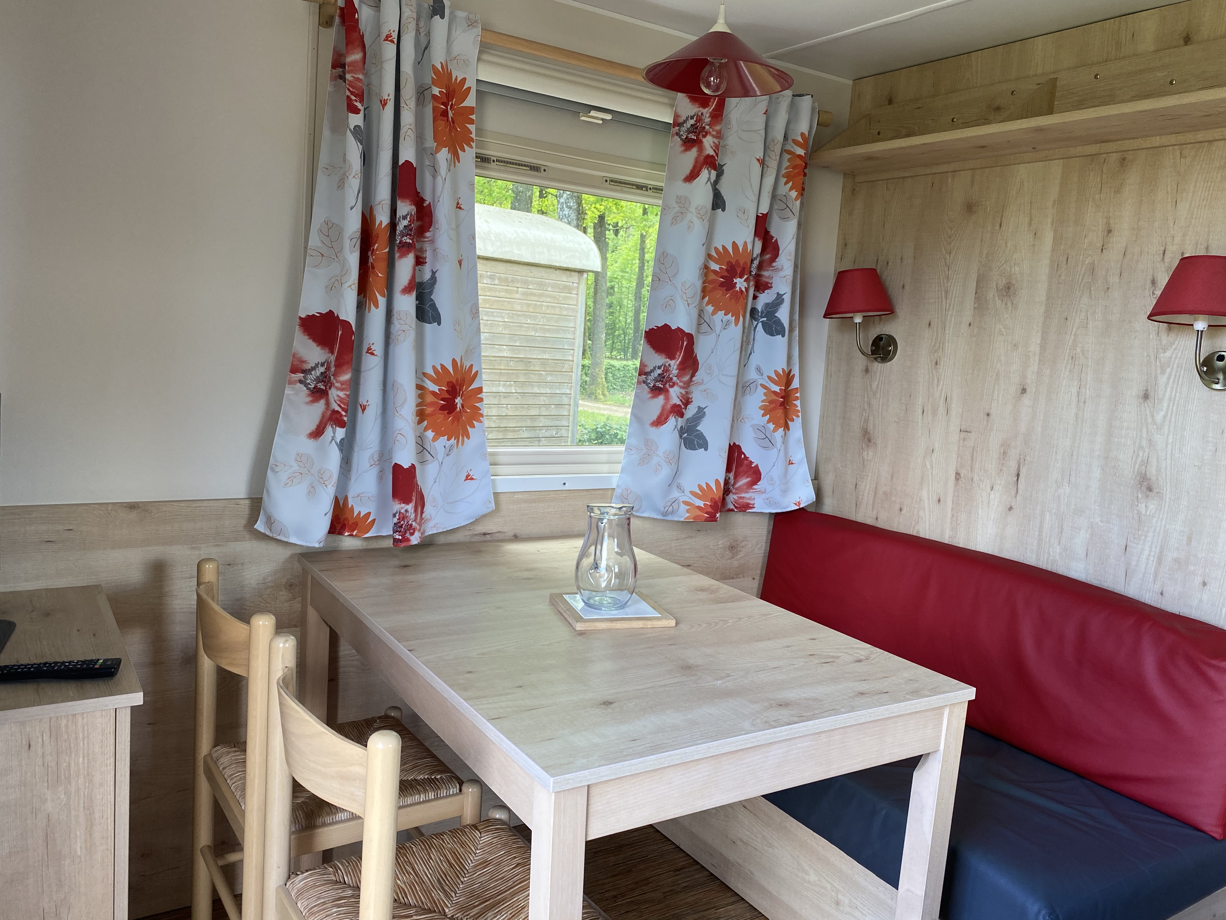 Roulotte 2 chambres — Séjour détente avec spa à La Forêt (Sarthe) à Saint-Calais — espace de vie