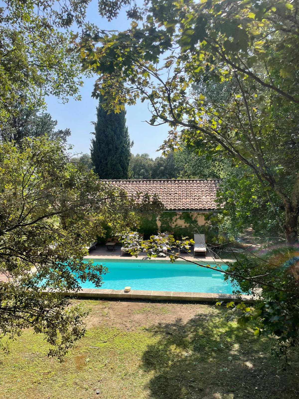 Lodge dans les arbres — Cabane avec piscine à Villevieille (Gard) à Villevieille — salle de bain