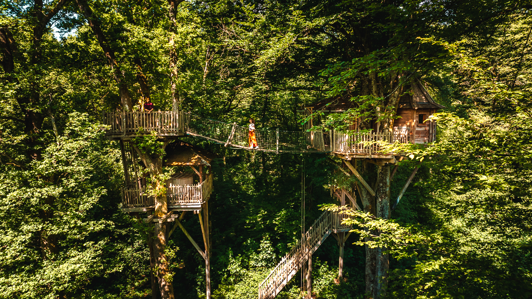 Cabane Spa Nirvana : une expérience suspendue dans les arbres