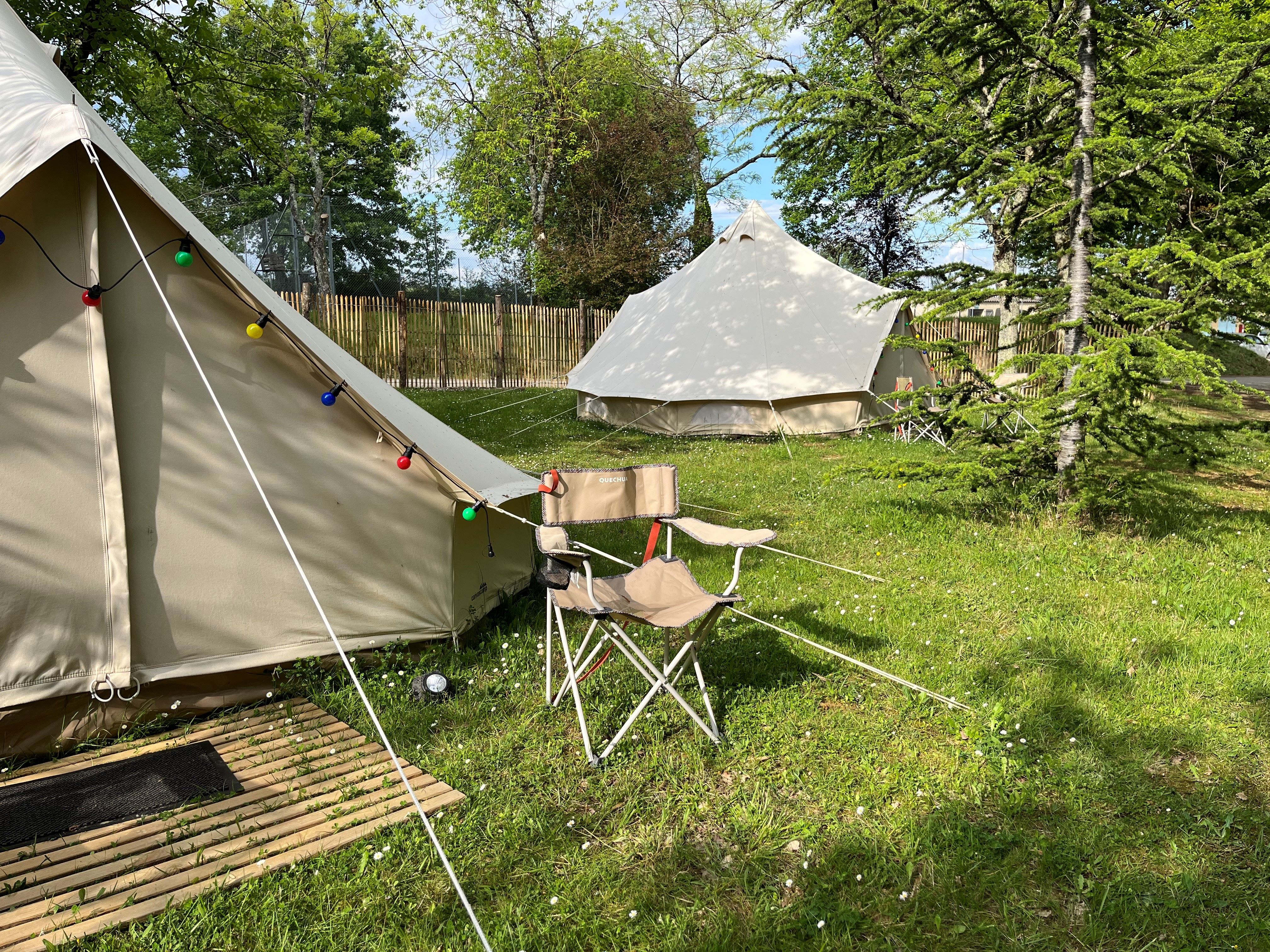 Tente Nomade Family — Séjour bohème avec spa à Gers à Riguepeu — vue depuis la terrasse