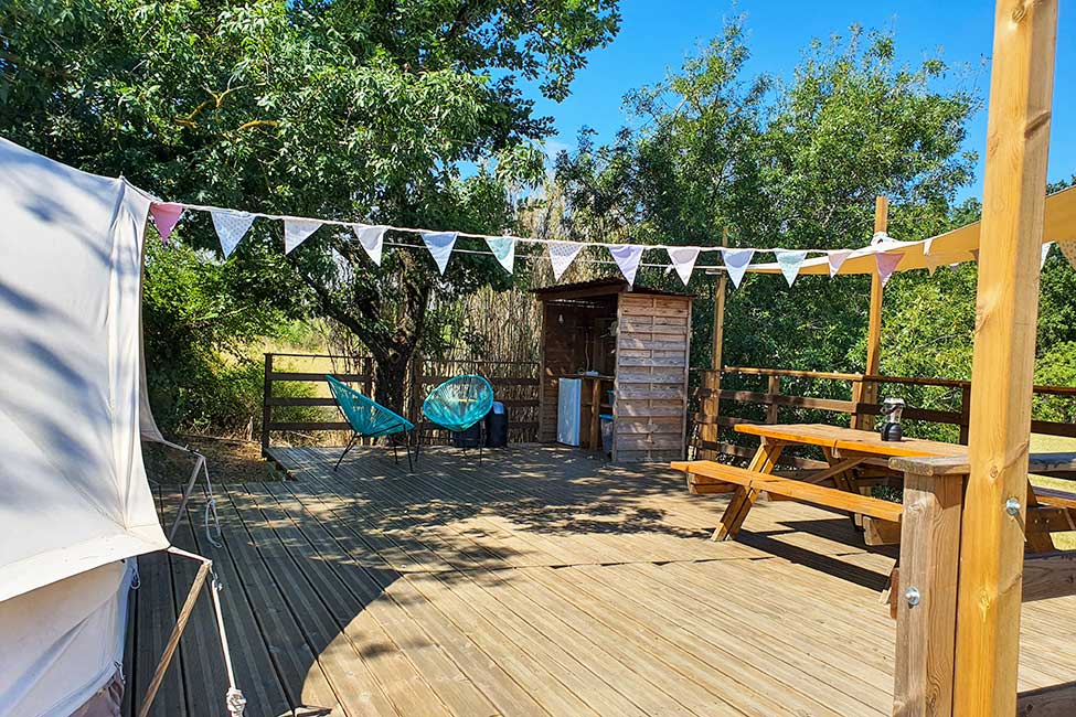 Tipi en Cévennes — Glamping avec spa au Camping du Mas Cauvy à Peyrolles-en-Cévennes — cuisine