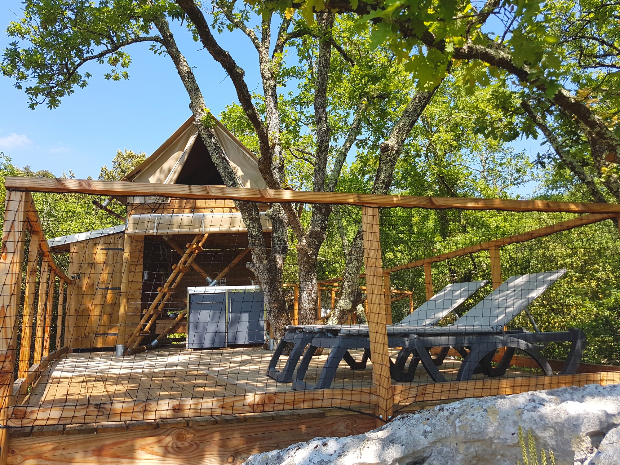 Le Lapiaz : une expérience immersive en tente lodge à Balazuc — salle de bain