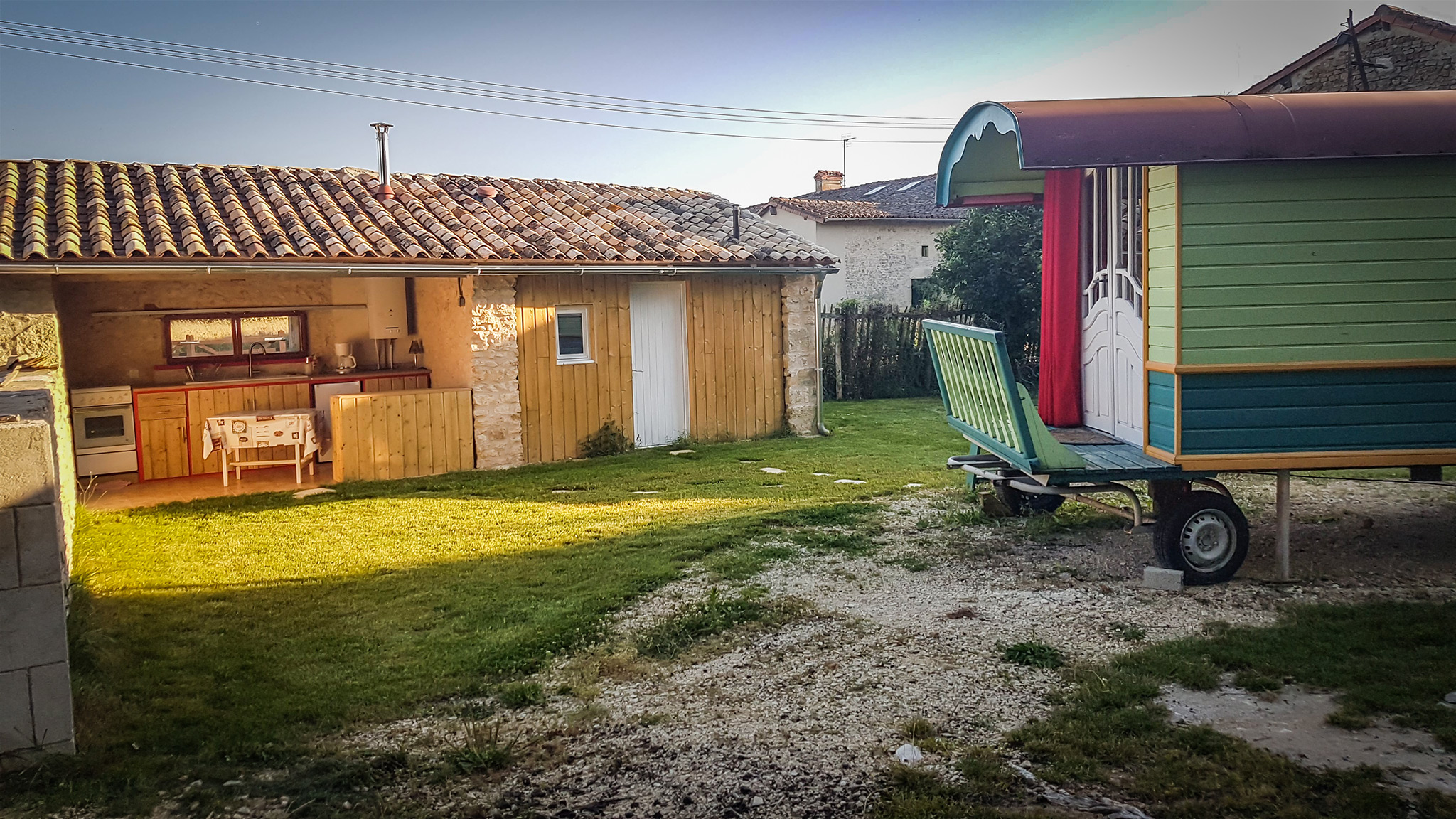 Roulotte climatisée avec piscine naturelle — Séjour paisible à La Ferme en Vienne à Poitiers — chambre