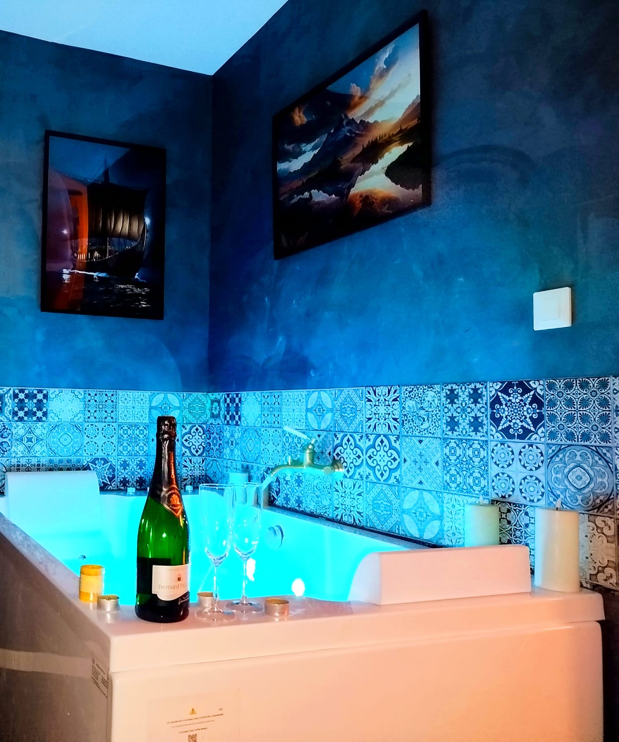 Évasion Scandinave Romantique — Maison insolite avec Spa XXL à Amiens à Amiens — salle de bain
