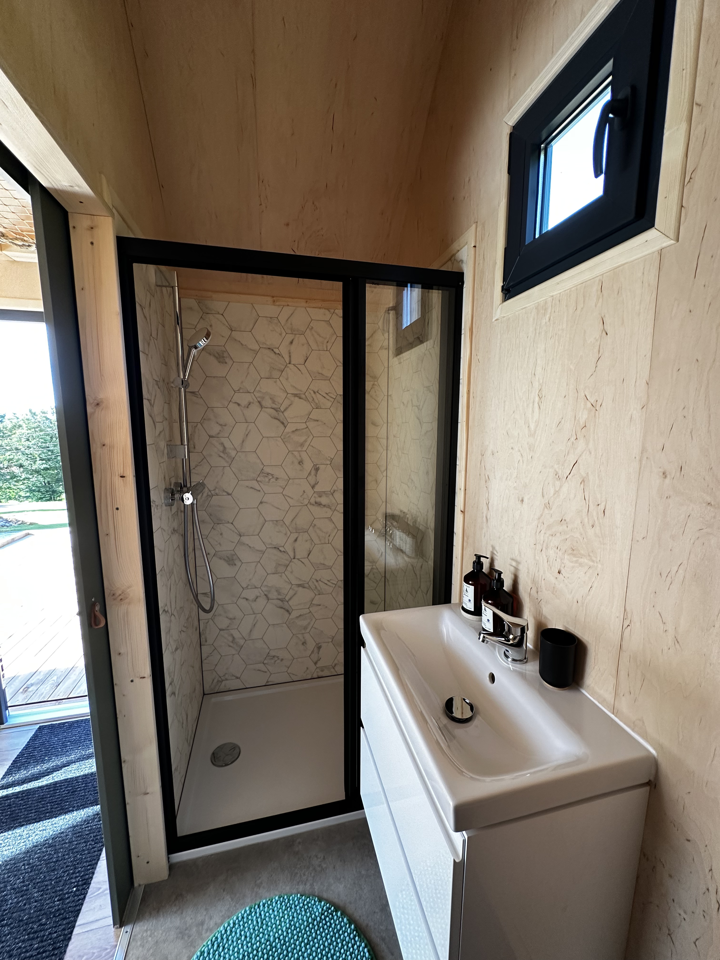Tiny House Mon Cabanon — Évasion avec spa à Vesoul (Haute-Saône) à Vesoul — salle de bain