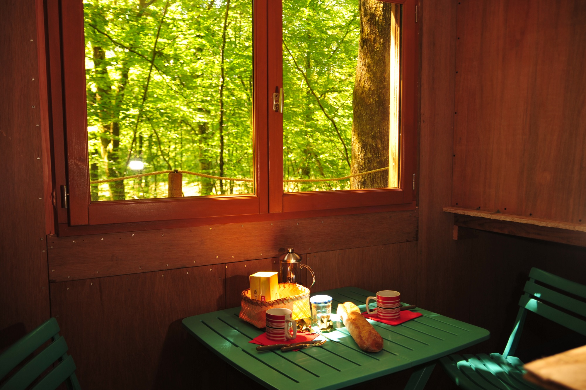 La Cabane du Héron : une expérience immersive dans les arbres à Mont Sous Vaudrey — salle de bain