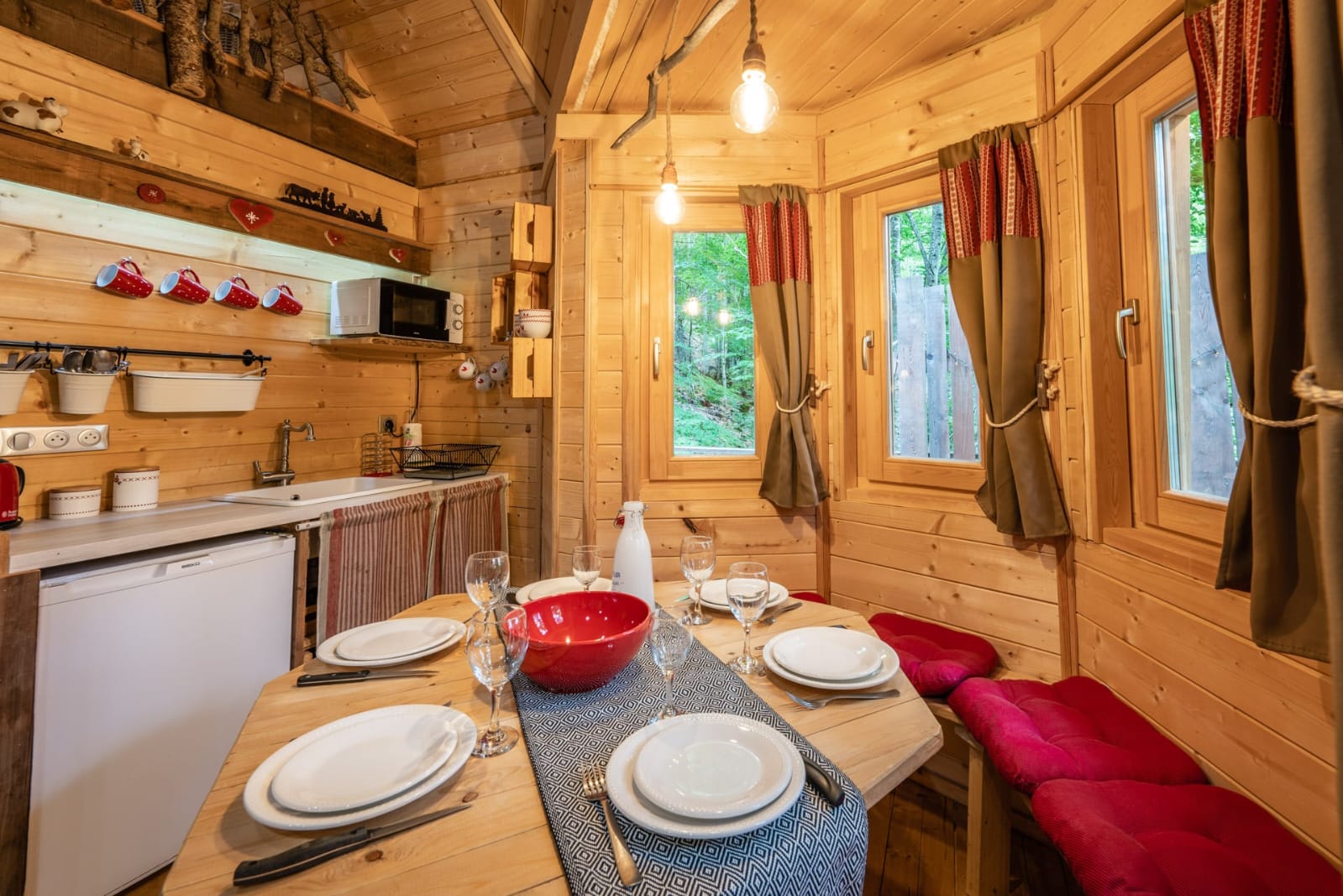 Cabane Spa Les Elfes : une escapade enchantée en hauteur à Saint Léger Les Mélèzes — environnement naturel