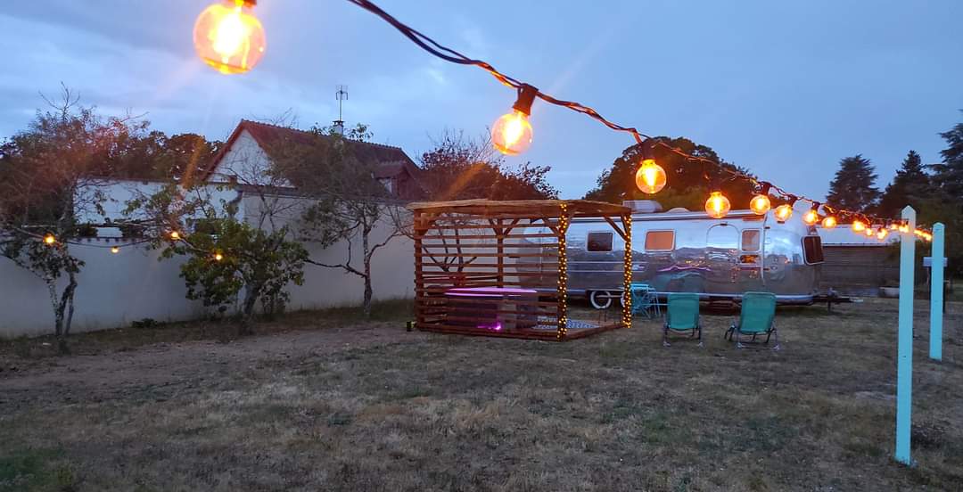 Évasion dans une caravane vintage avec spa en Centre-Val de Loire