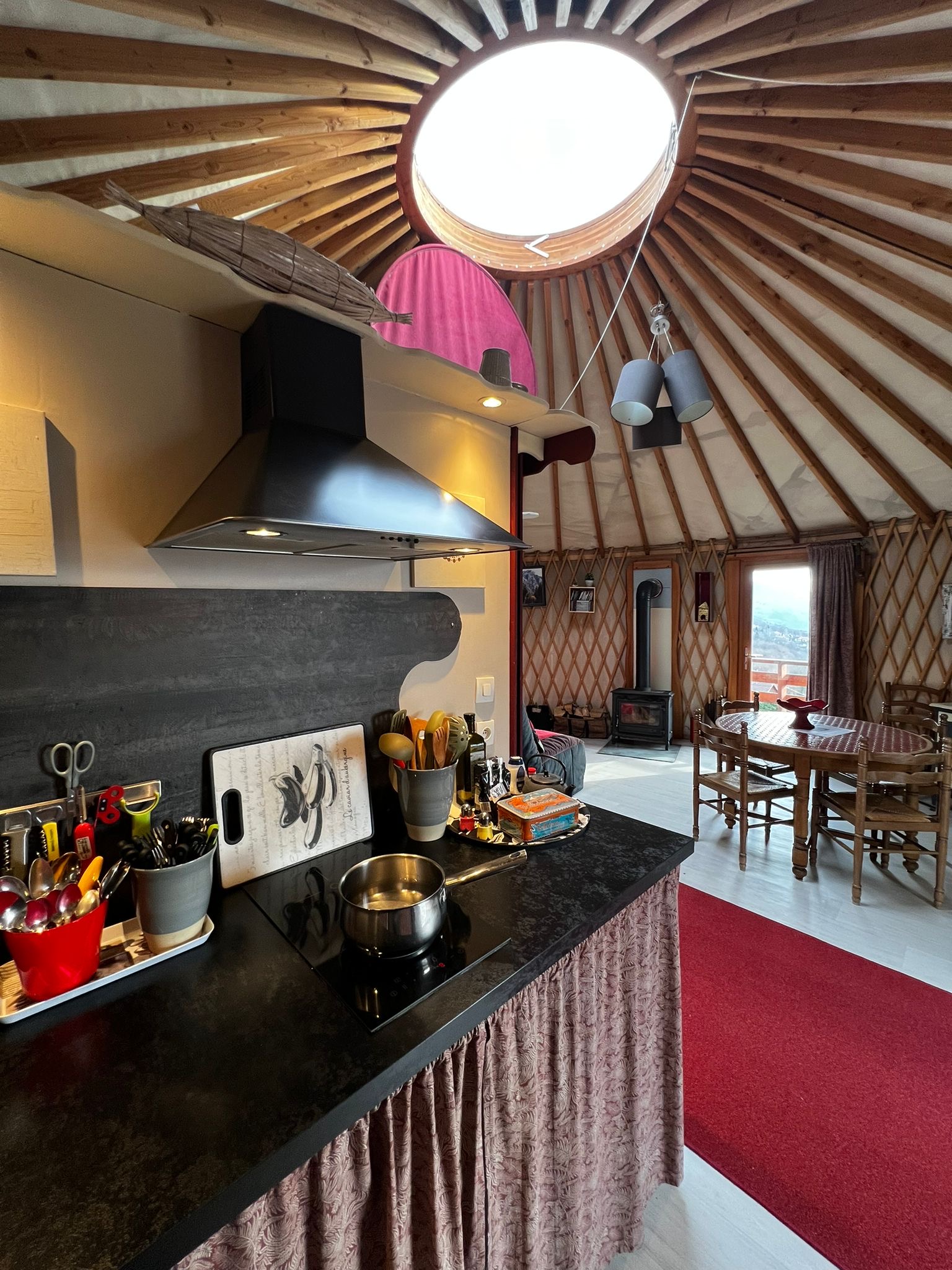 Yourte avec Spa privé — Séjour relaxant à l'Isère à Saint-Quentin-sur-Isère — vue depuis la terrasse