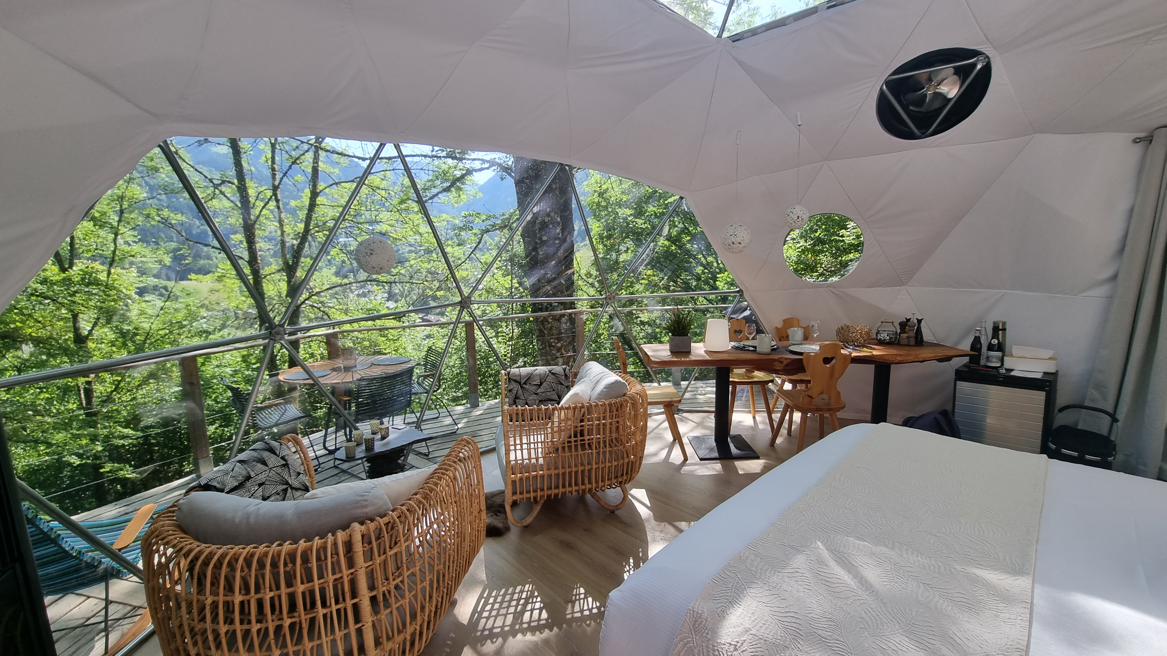 Dôme du Paradis — Nuit étoilée en Dôme avec spa en Haute-Savoie à Le Biot — vue intérieure
