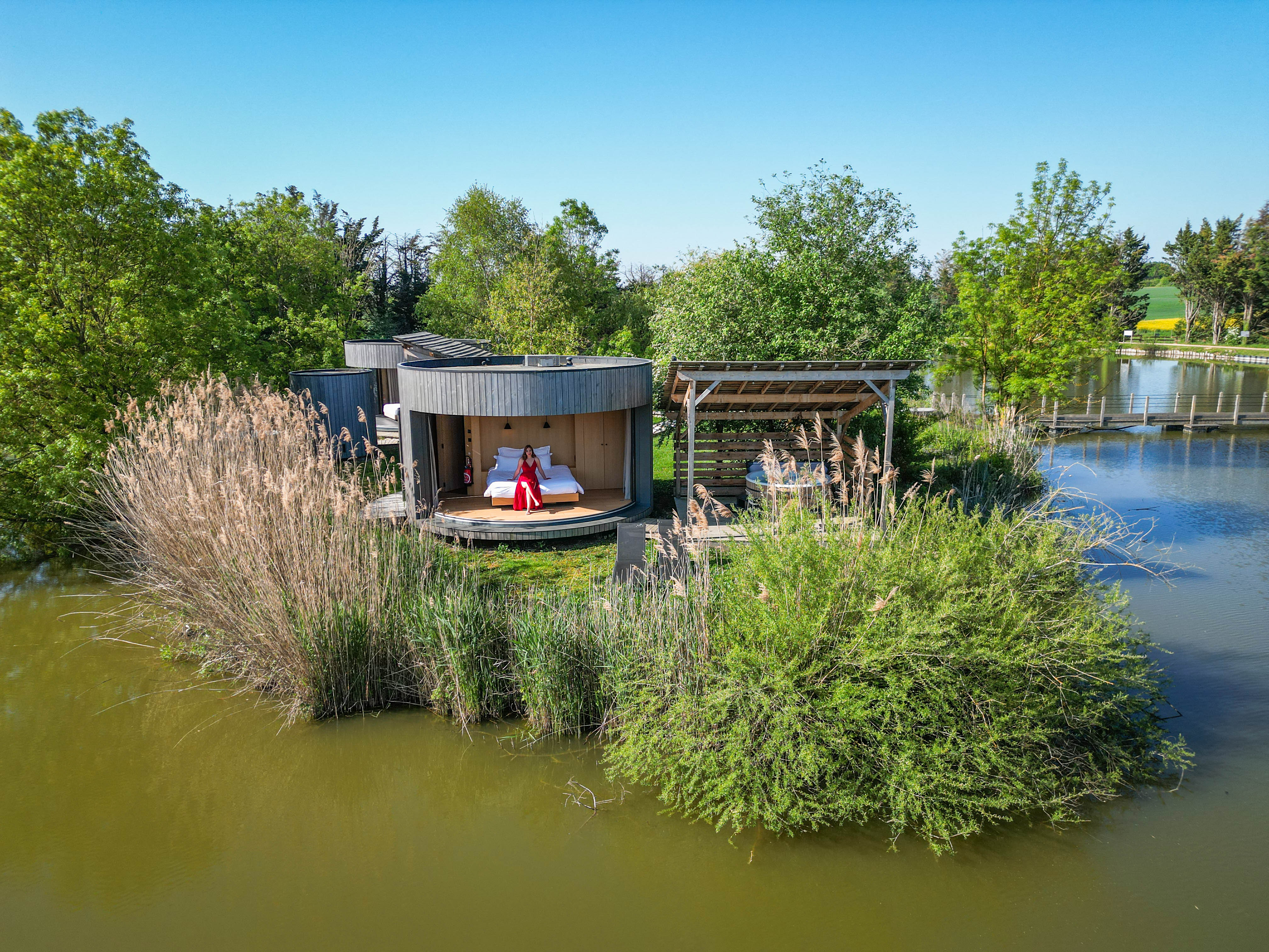 LUMIPOD SPA ILE — Cabane au bord de l'eau avec spa à Ain