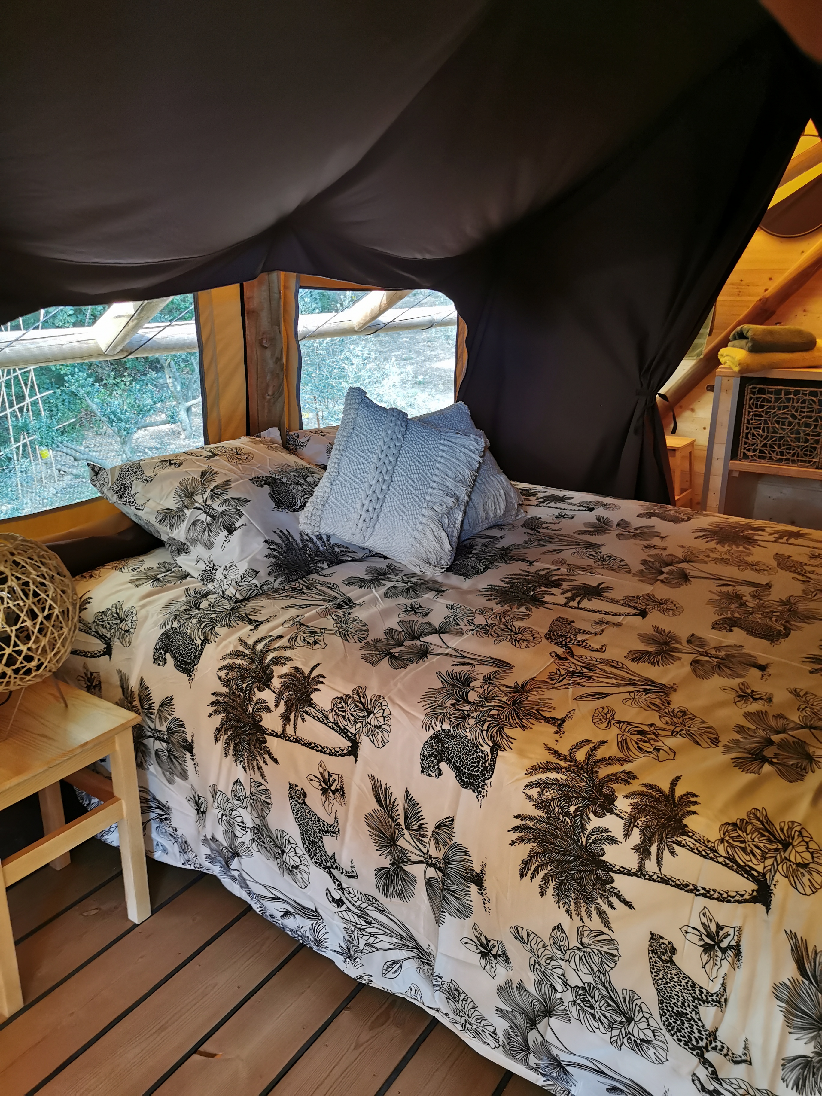 Un séjour cocooning dans une tente lodge en pleine nature à Ansignan — vue depuis la terrasse