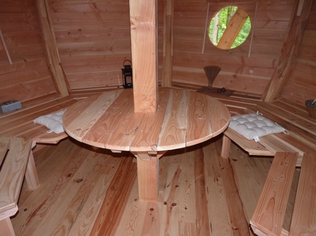 Élona : une cabane dans les arbres pour une escapade enchantée à Loubieng — salle de bain