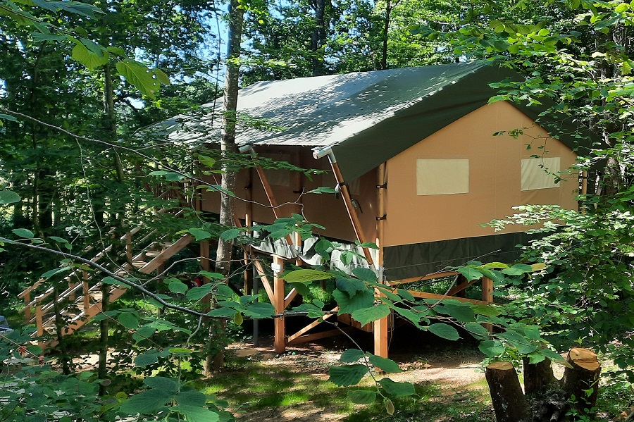Tente safari sur pilotis : une expérience immersive en Aquitaine à Biron — vue intérieure