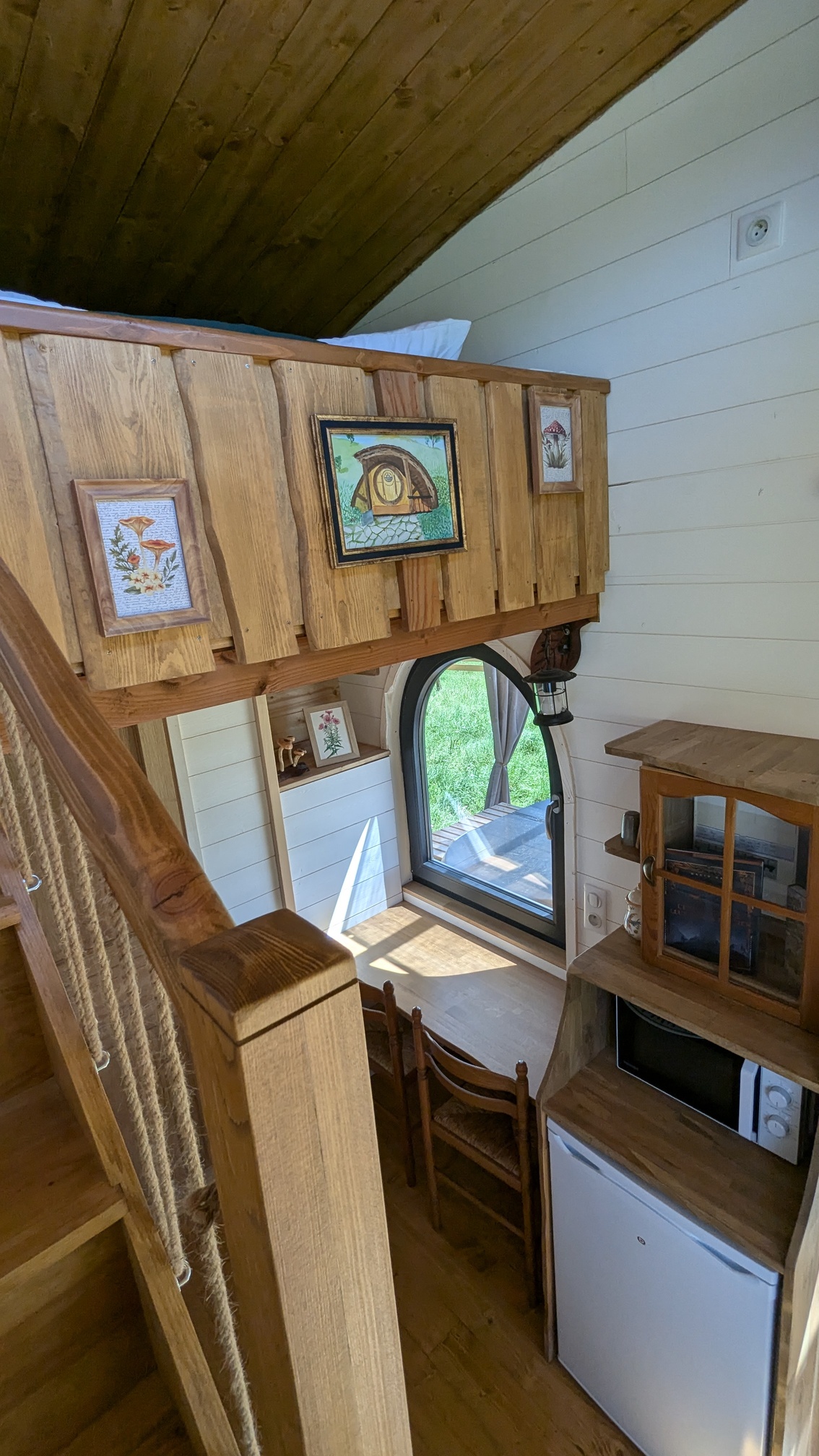 Le Foyer de Bilbo : une escapade insolite en tiny house à Saint Pierre Roche — détail architectural