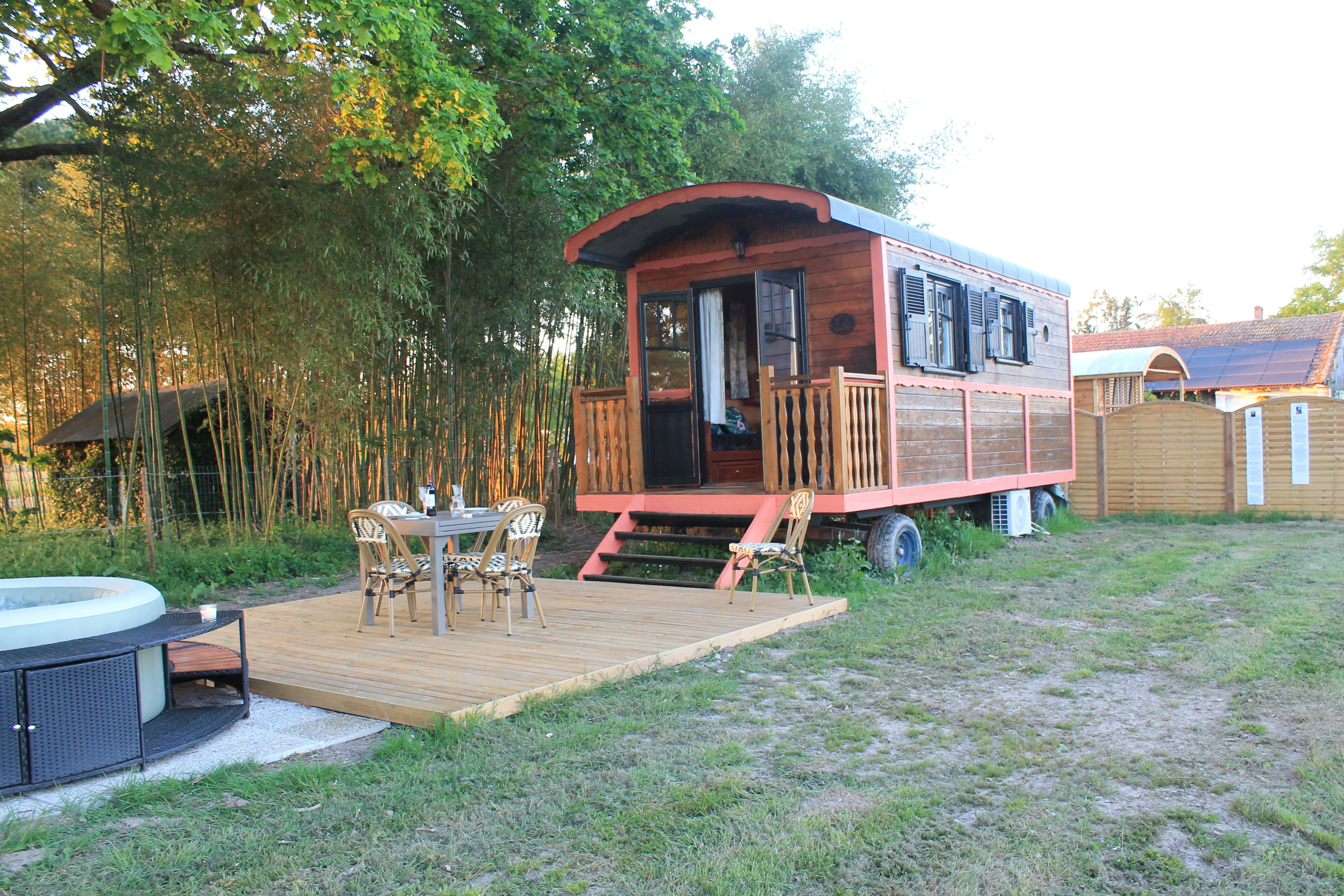 La Poète La Muse — Roulotte avec spa privatif en Dordogne