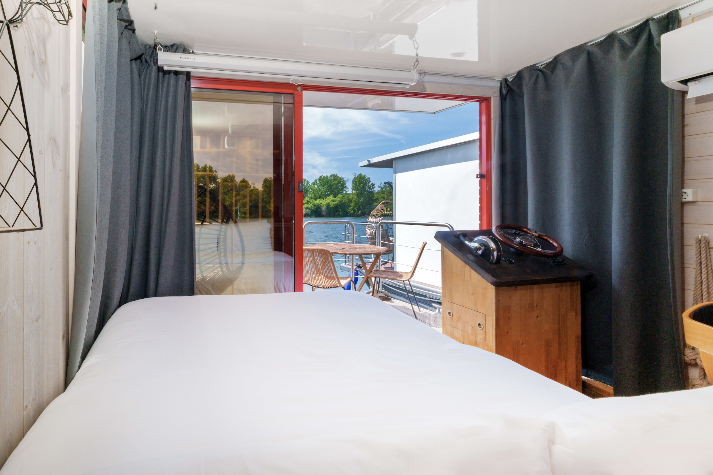 Suite flottante Lit Queen-size — Péniche avec sauna à Yvelines à Guernes — salle de bain
