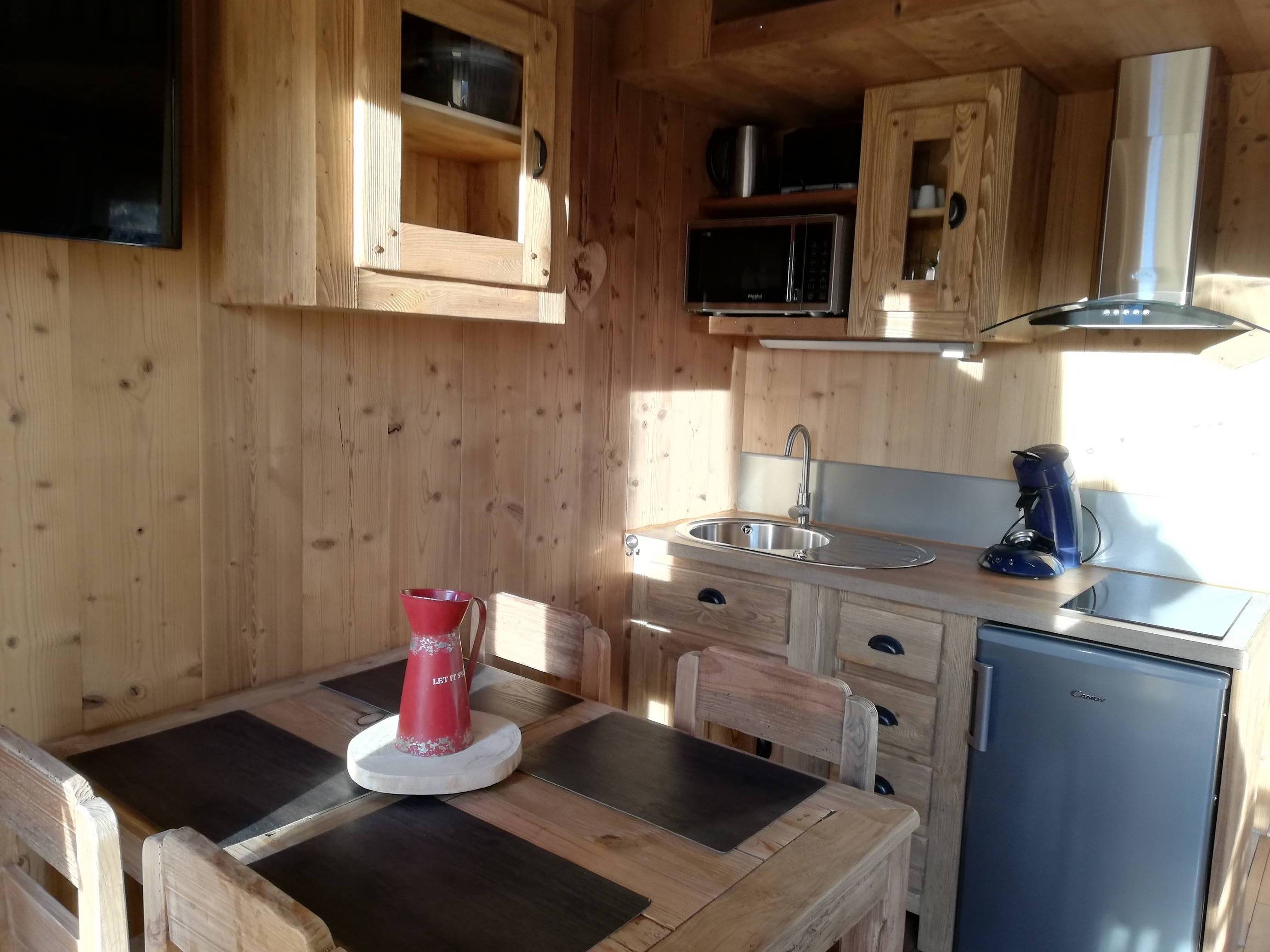 Cabane des Chastelas & Spa : une expérience unique en hauteur à St Julien En Champsaur — détail architectural