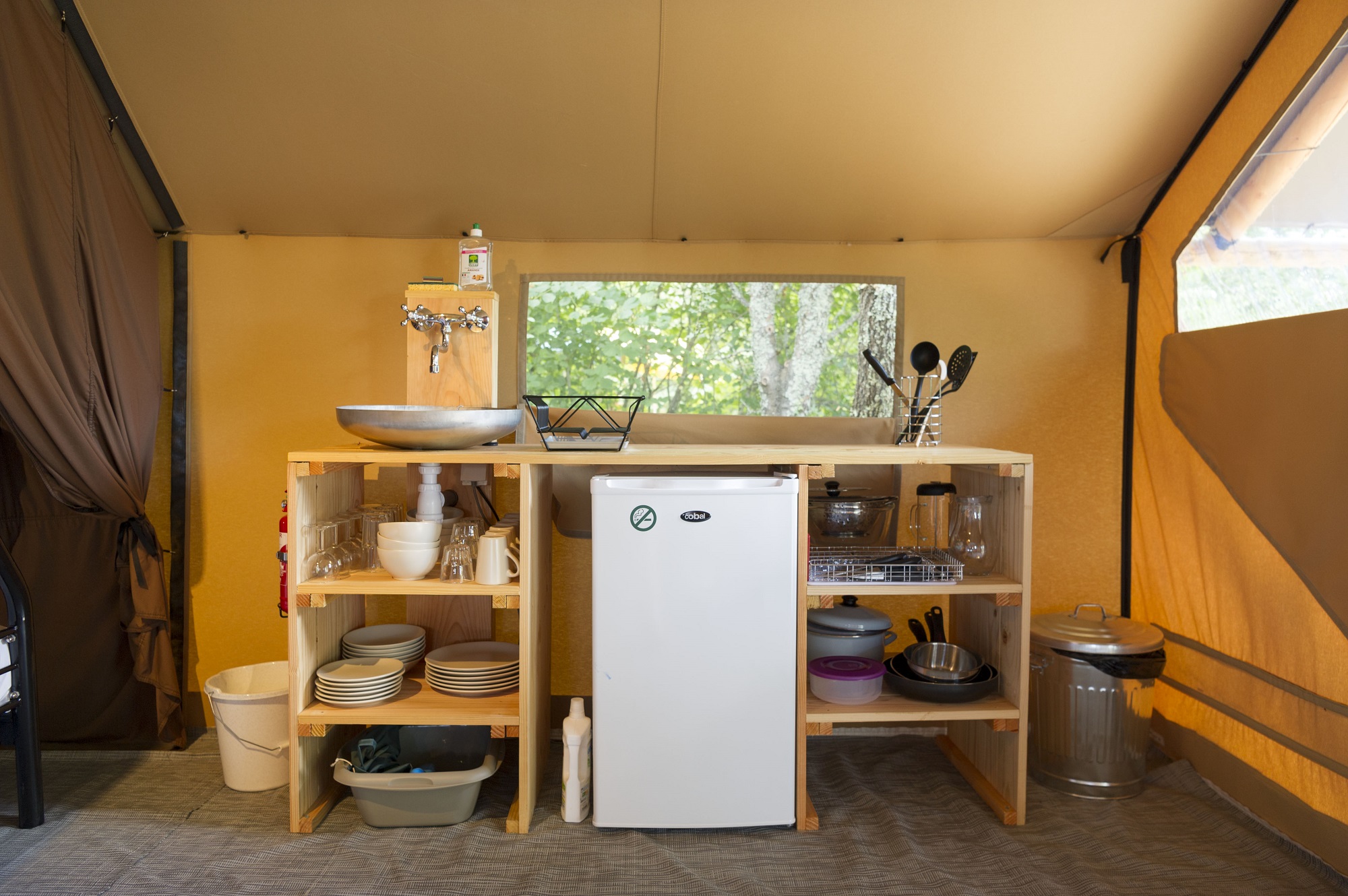 Tente Trappeur II — Lodge safari avec spa à Sud Ardèche à Saint-Genis-Les-Ollières — salle de bain
