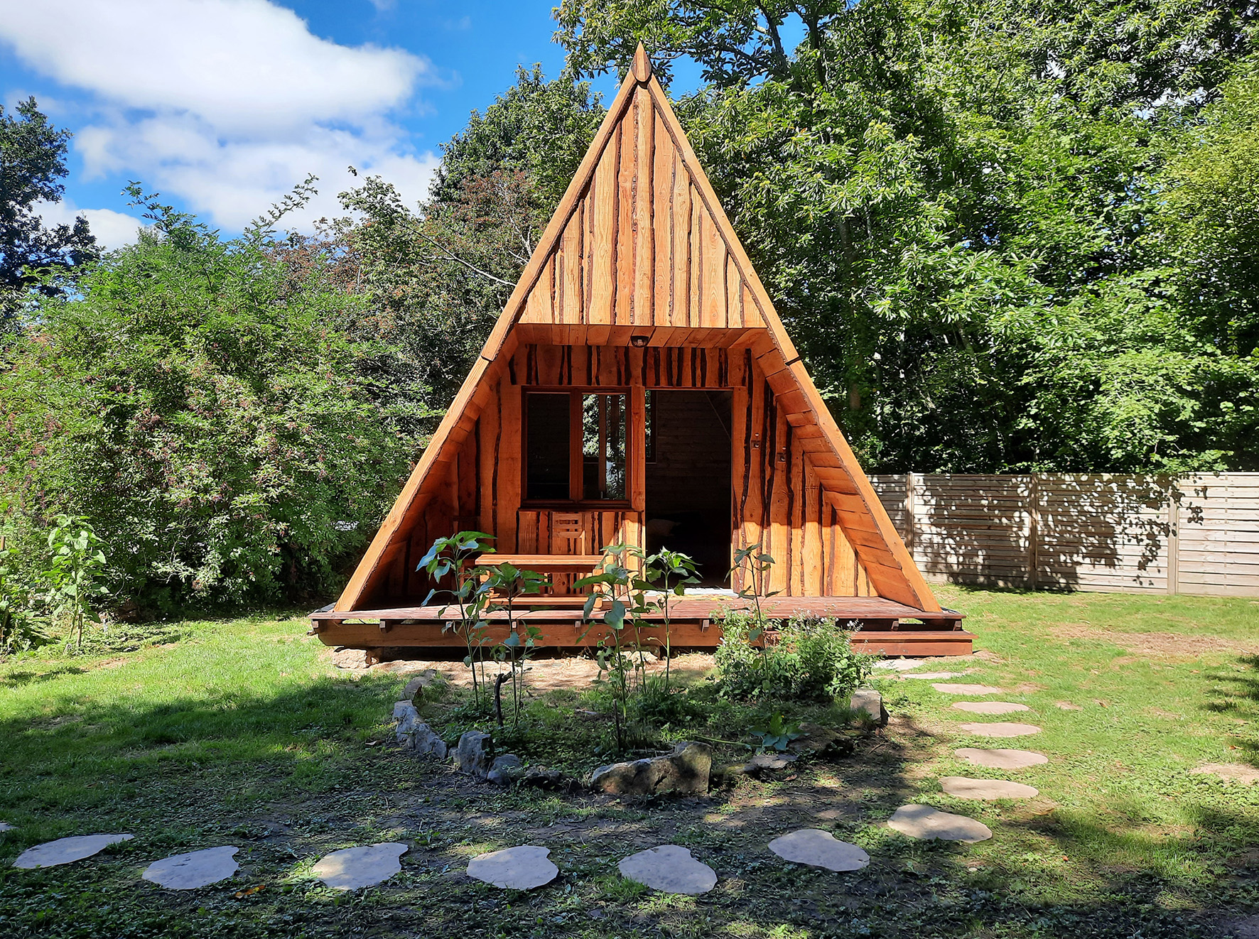 Cabane Tipi & studio — Séjour avec spa à Saint-Michel-des-Loups à Jullouville — espace de vie