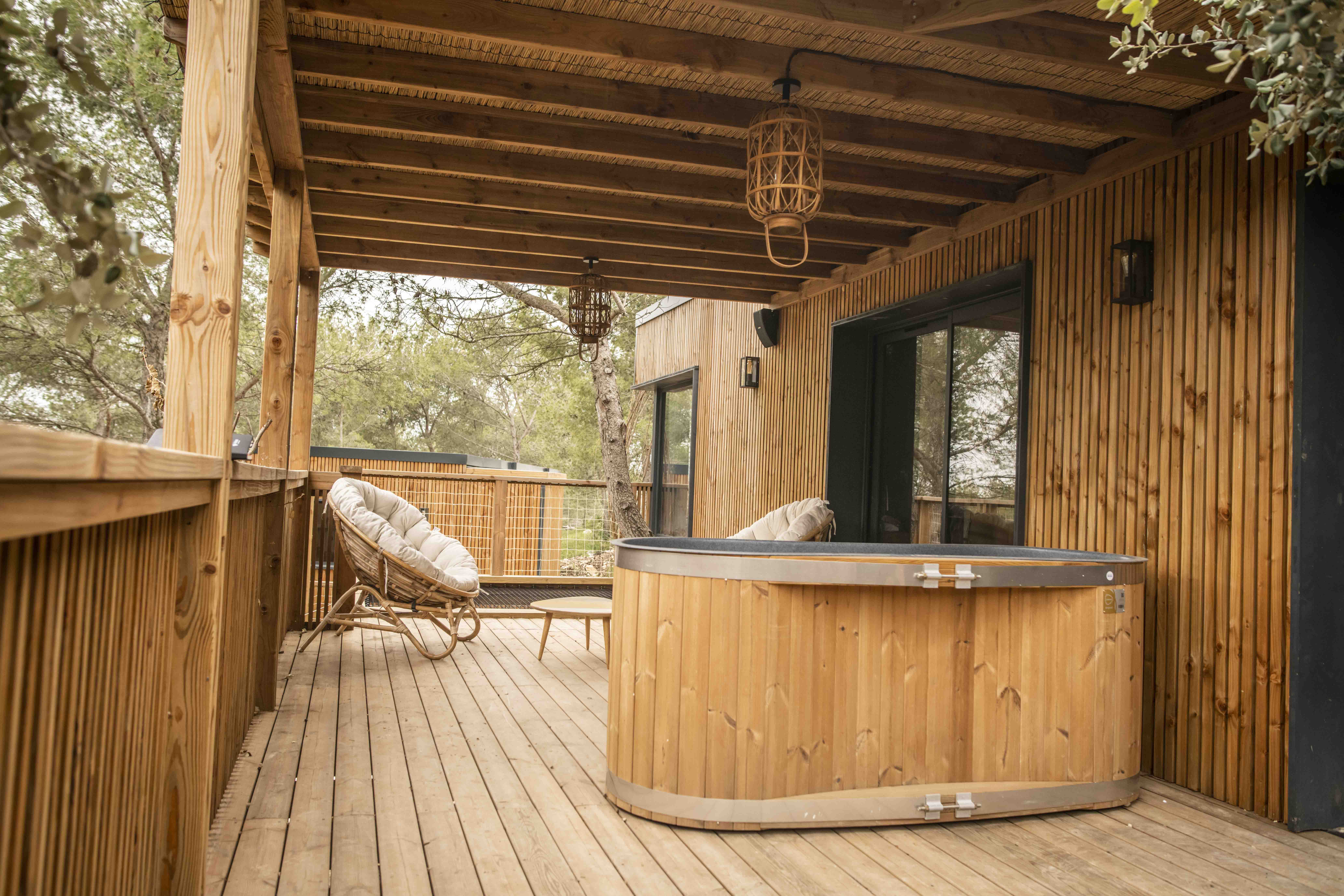 Villa Couple Baignoire Jacuzzi — Cabane sur pilotis à Gard à Saint-Jean-du-Gard — espace de vie