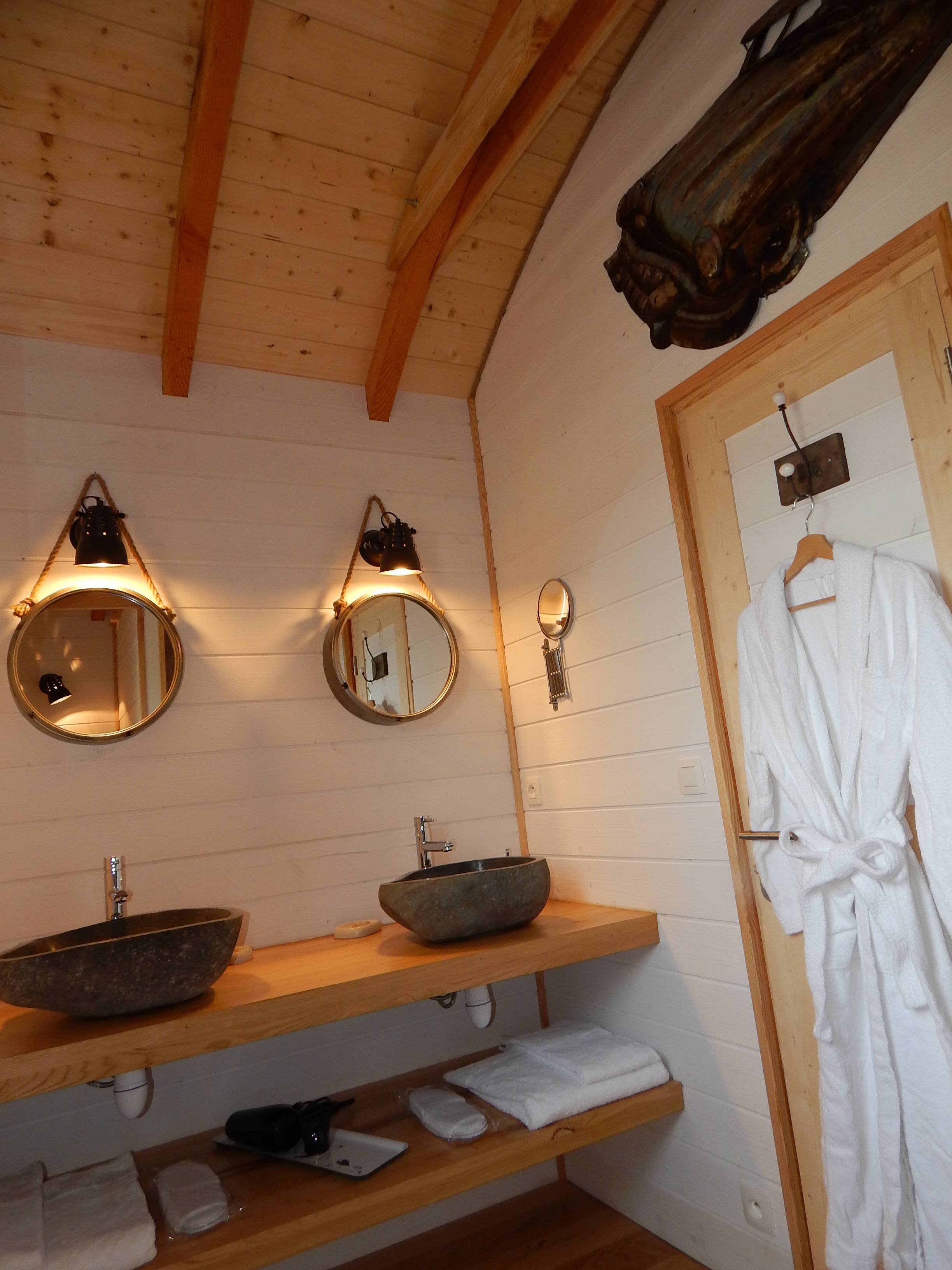 Cabane Spa Ciné Retro : une évasion insolite en Aquitaine à Clairac — salle de bain