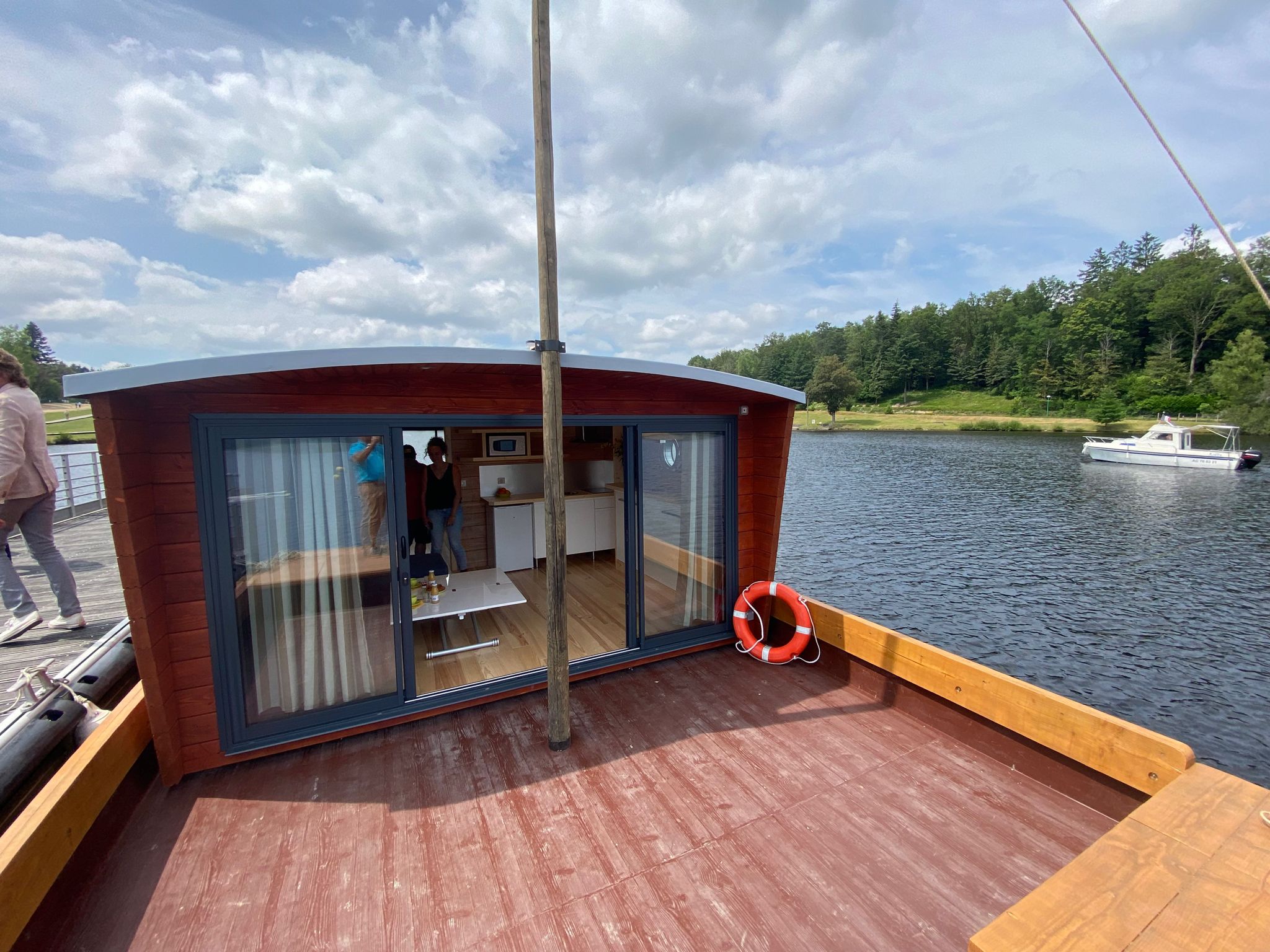 Lodge Boat : une cabane sur l'eau en Limousin à Peyrat Le Chateau — vue intérieure