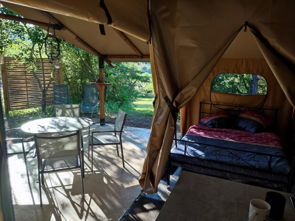 Tente Lodge Cassis : une immersion au cœur de la nature à Dun — cuisine