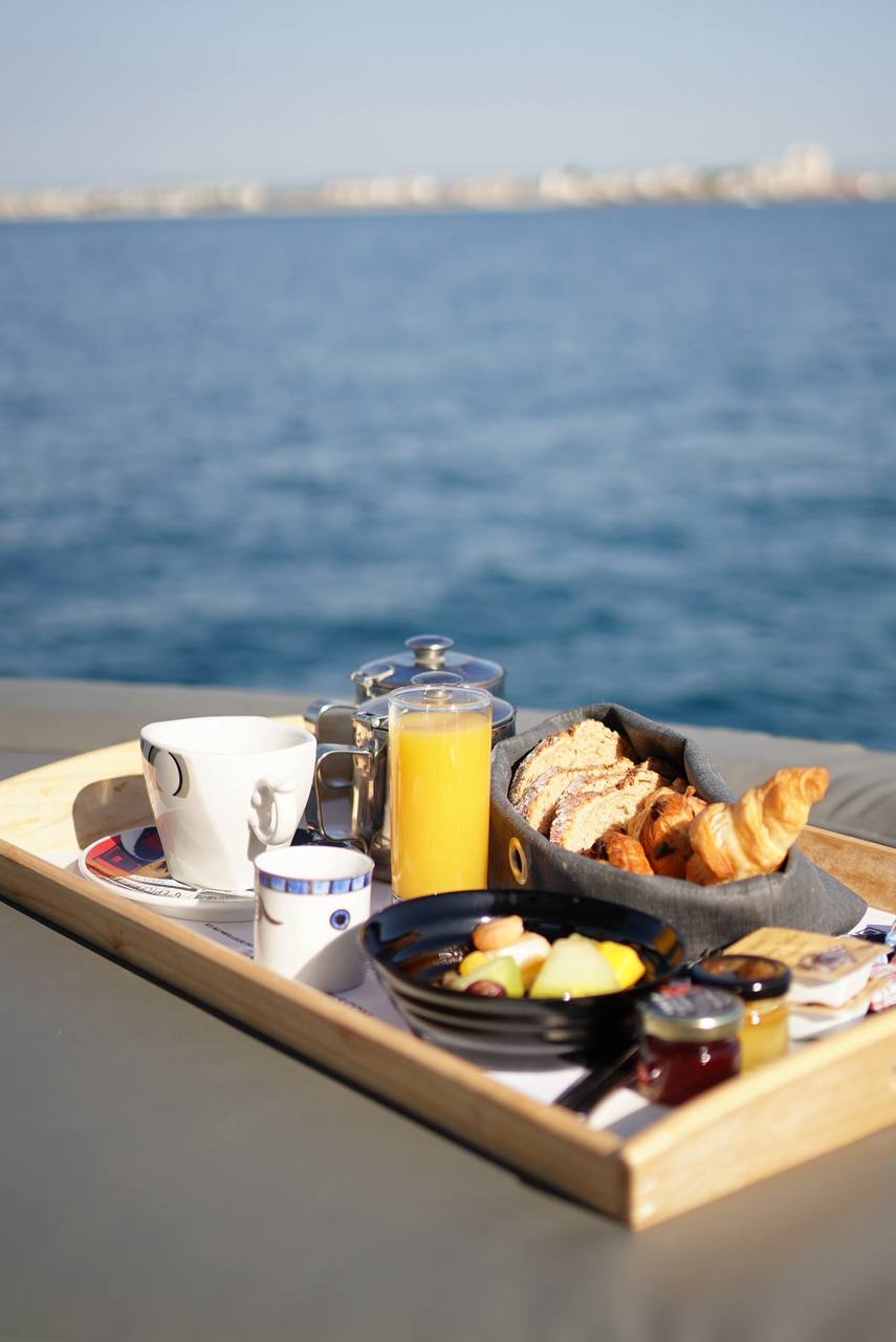 Harmonie Yacht — Péniche avec spa à Carnon (Hérault) à Mauguio — cuisine