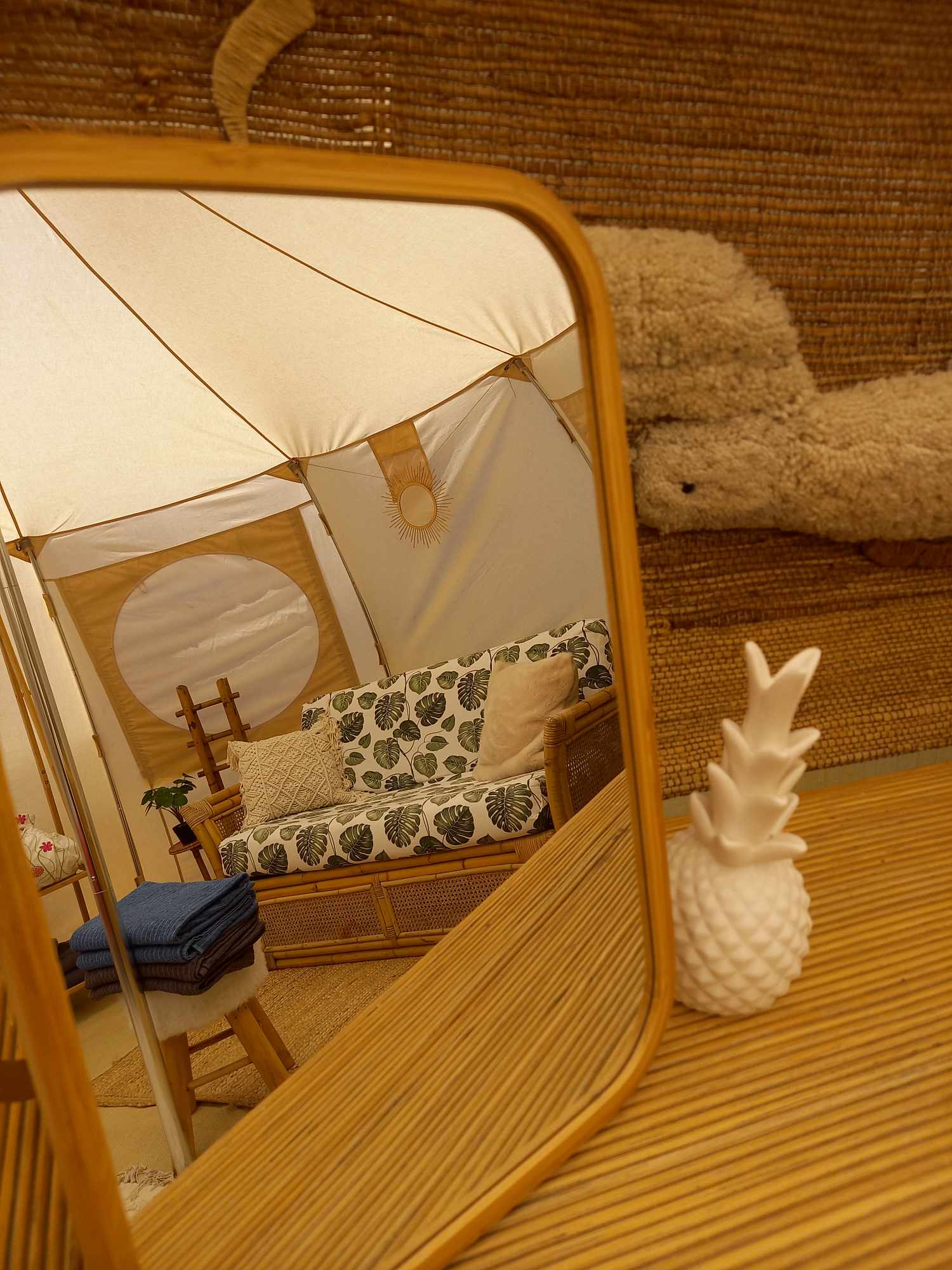Bus magique avec tente glamping — Nuit insolite en Allier à Vichy — vue depuis la terrasse