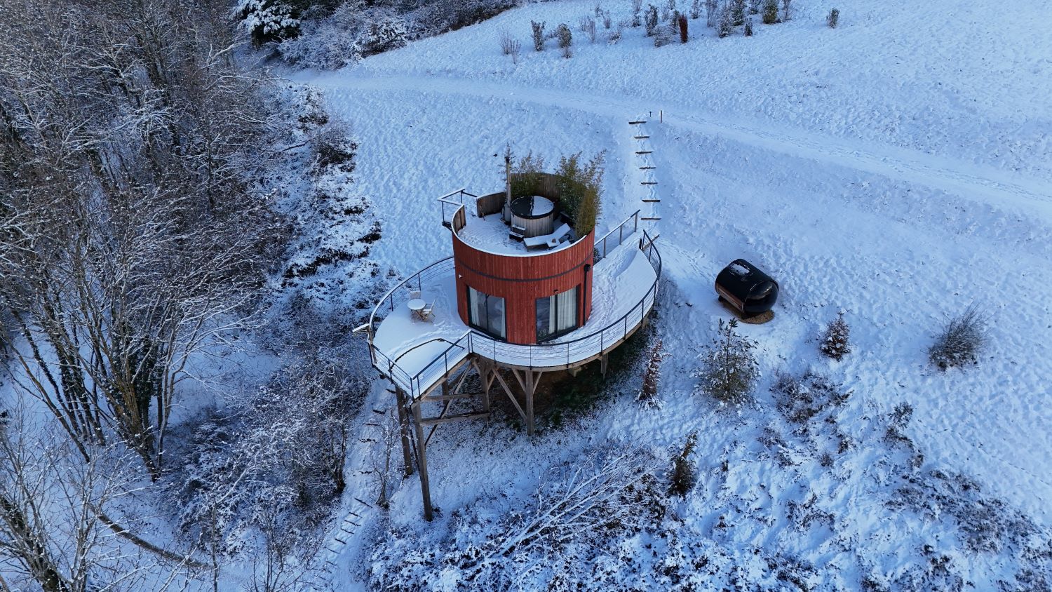 Lodge SPA & Sauna Zen : une cabane sur pilotis au cœur des Alpes à Gillonnay — vue intérieure