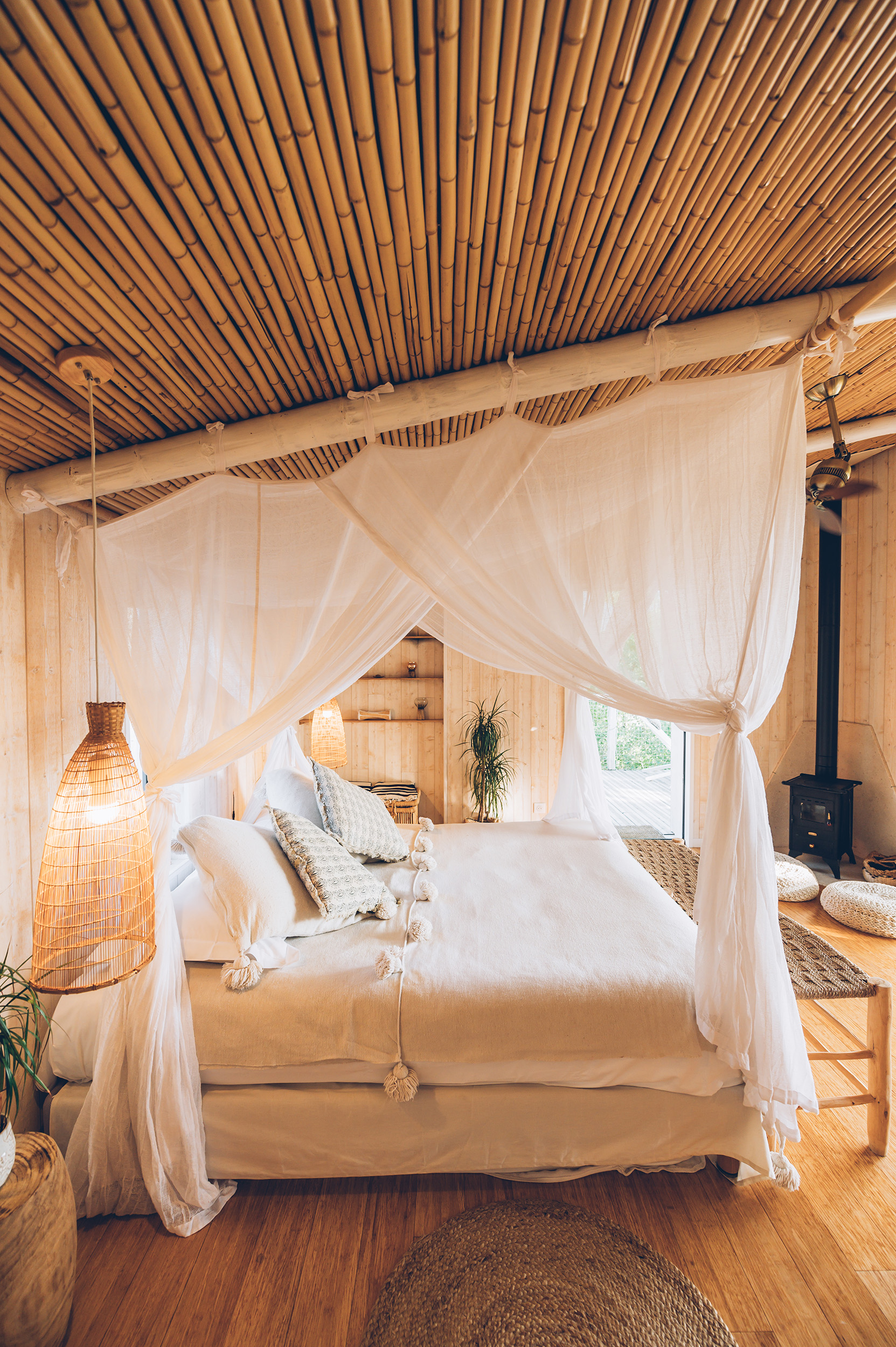 Évasion dans les arbres : la cabane Tropicabana avec spa à Labastide De Penne — vue intérieure