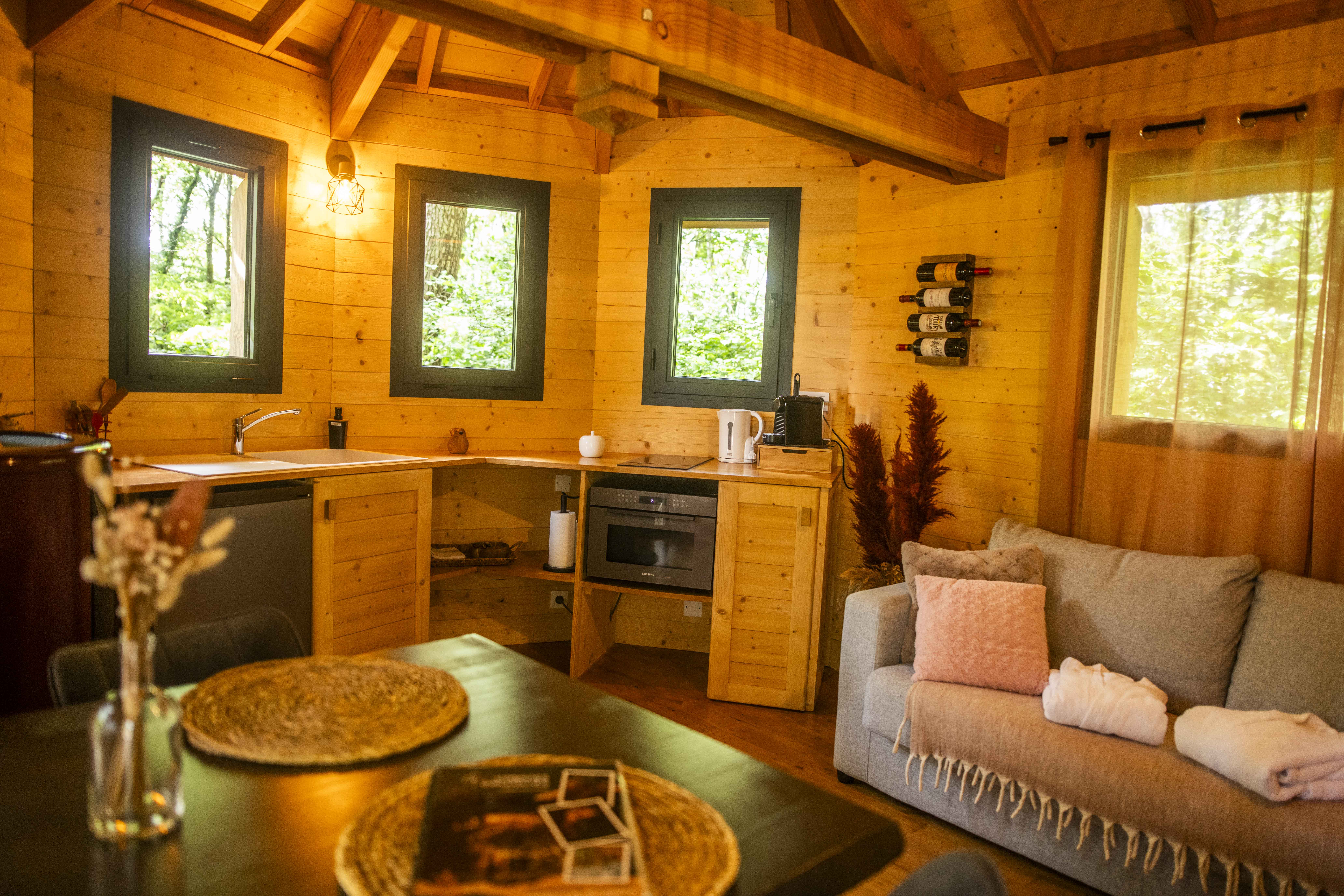 La Cabane Nid'Amour & Spa : une évasion dans les arbres à Martillac — cuisine