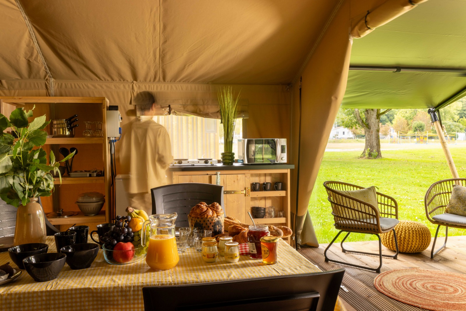 Safari Lodge — Séjour insolite avec spa à Charente-Maritime à Saintes — espace de vie