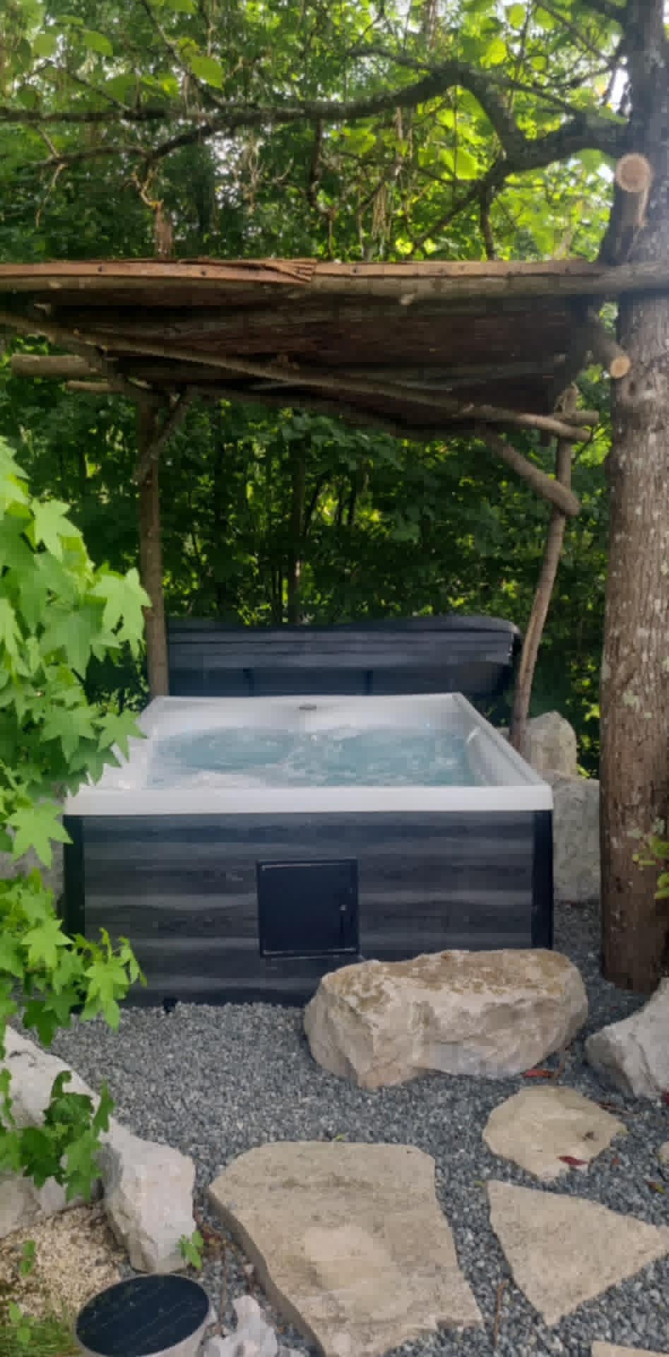Le refuge & Spa — Pod avec jacuzzi à Haute-Saône à Andelarrot — espace de vie