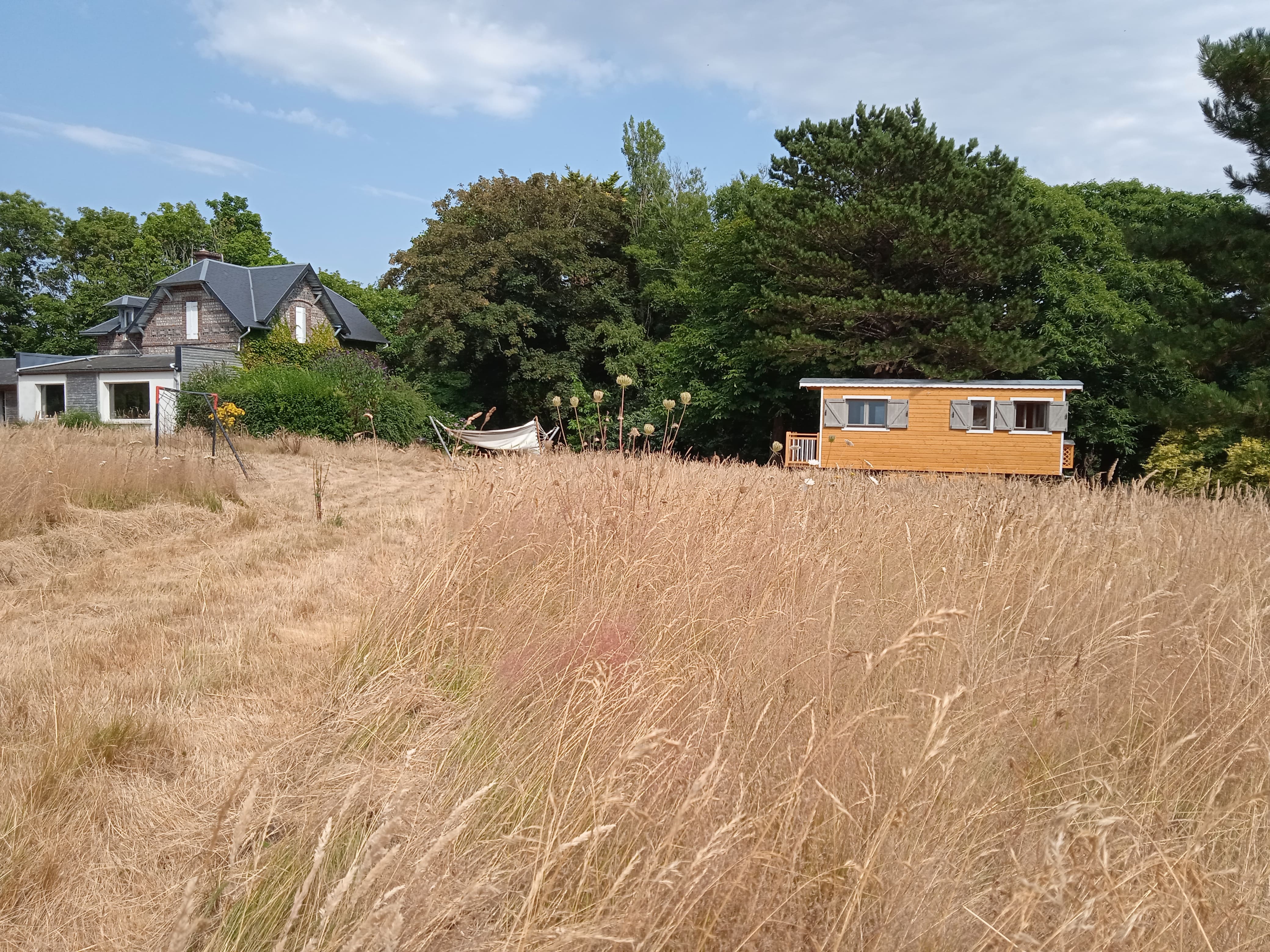 Évasion en roulotte : La Roulotte d'Antifer en Haute-Normandie à Saint-Jouin-Bruneval — espace de vie