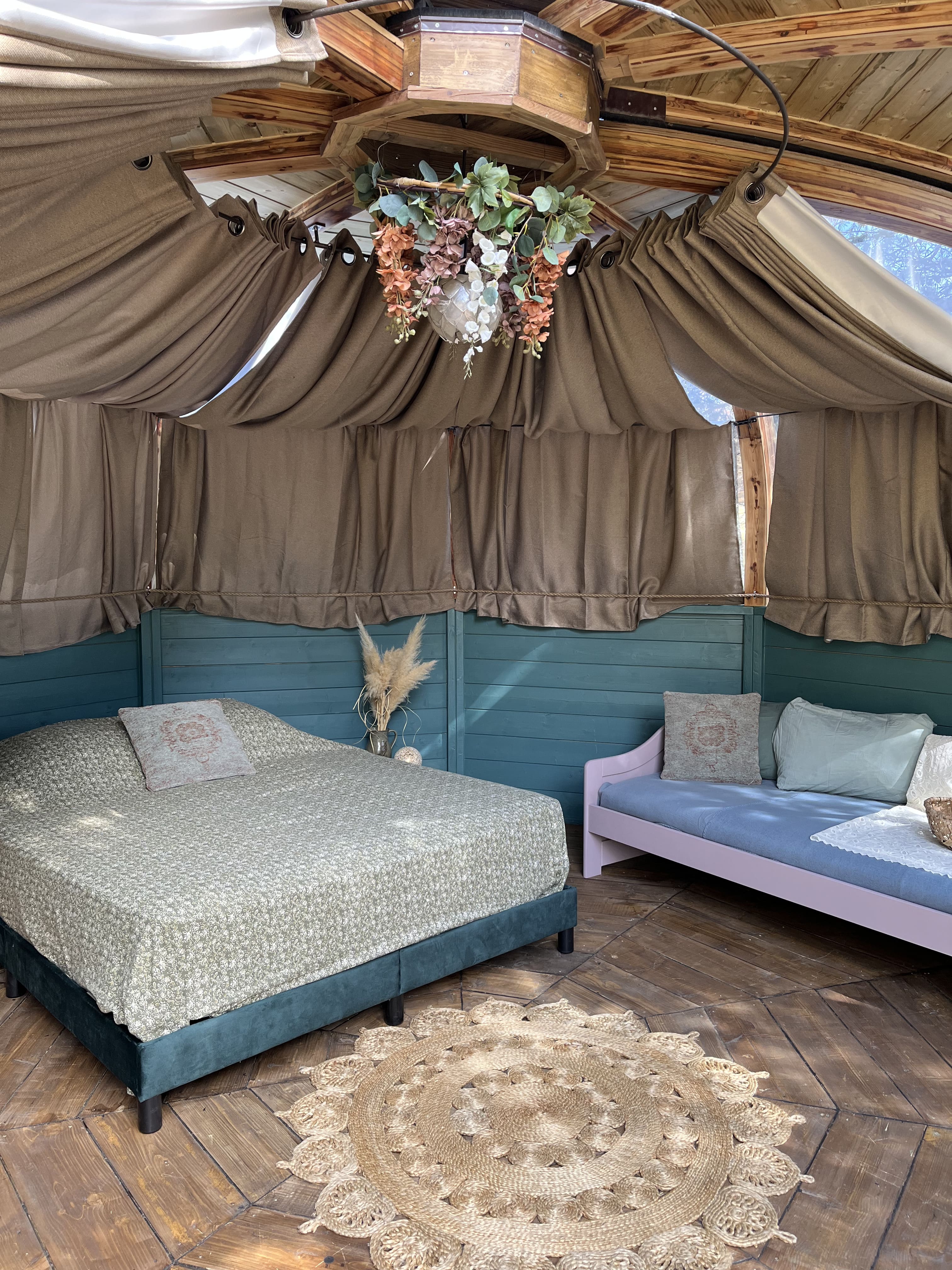 La Clochette et sa vue extraordinaire — Cabane dans les arbres avec spa à Pyrénées-Orientales à Perpignan — espace de vie