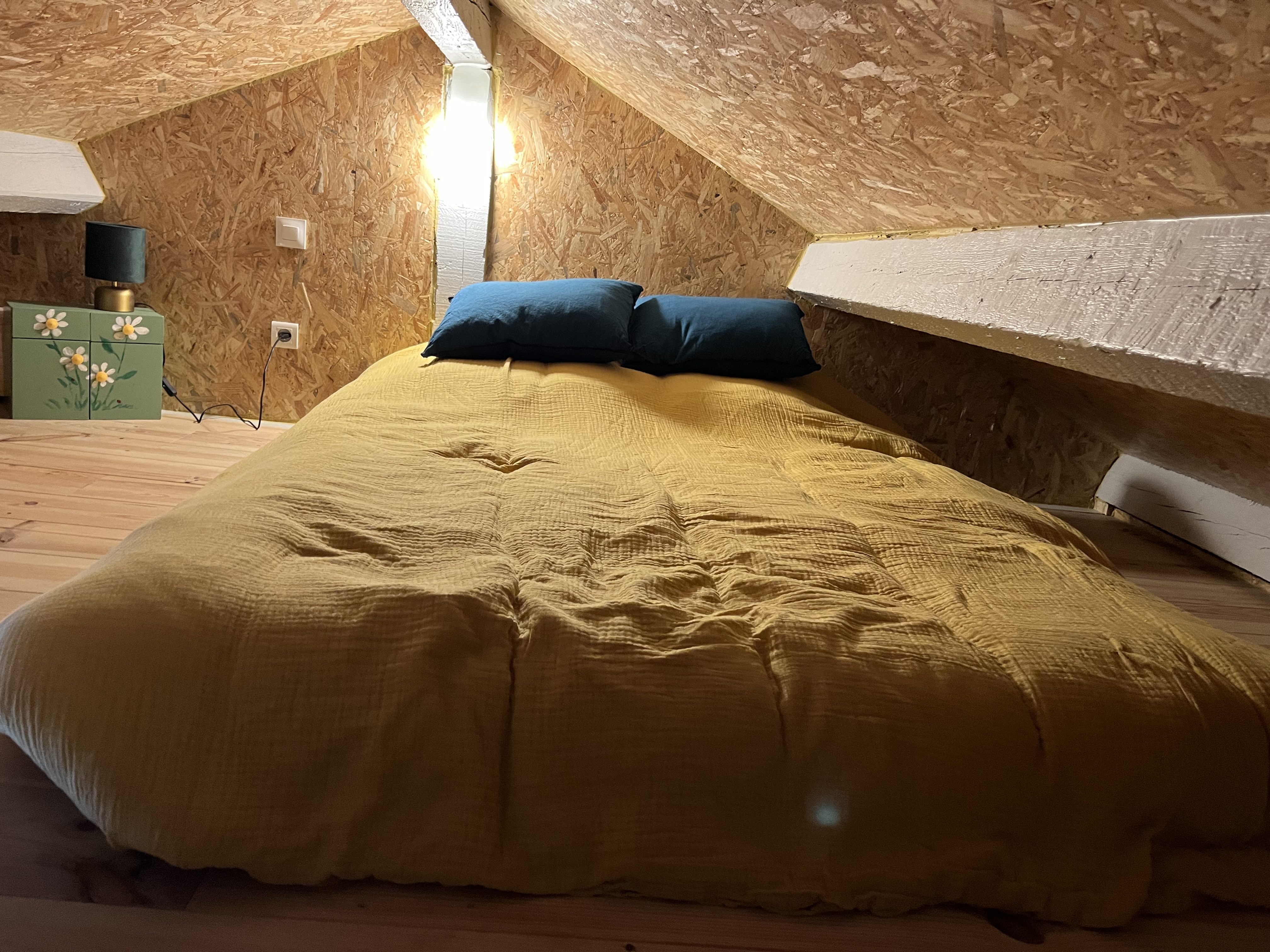 Une cabane au bord de l'eau pour une escapade paisible à Saint Pierre Eynac — environnement naturel