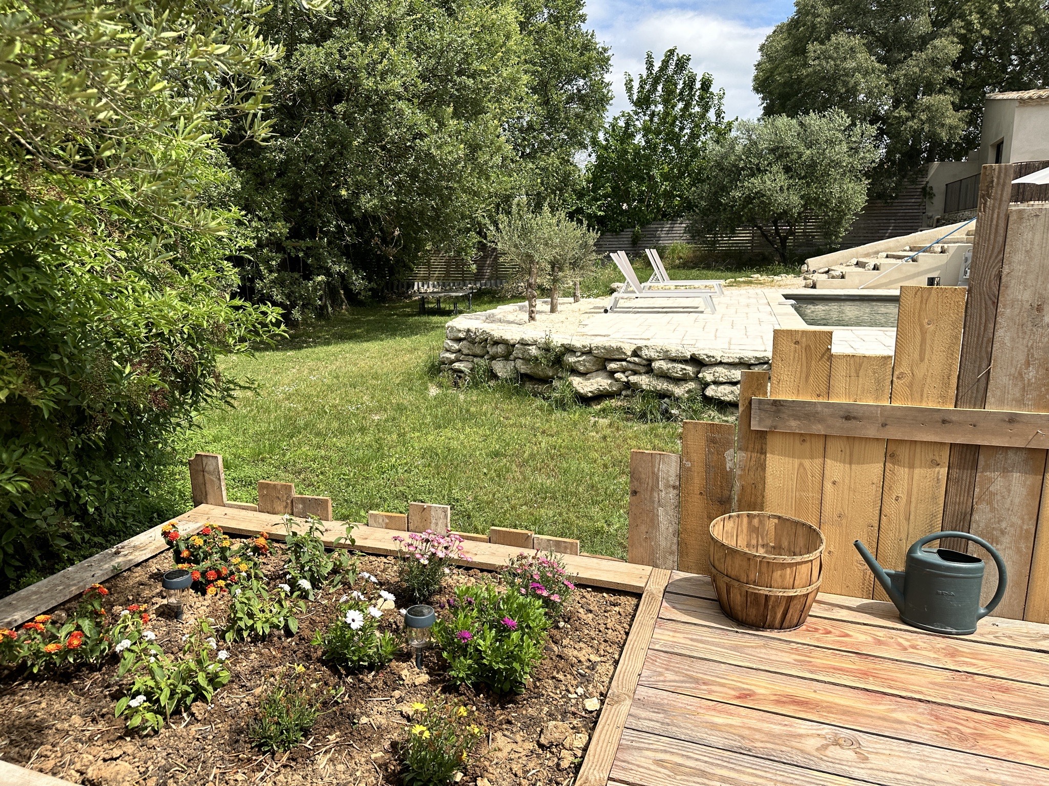 Séjournez dans un tipi en bois au cœur du Languedoc-Roussillon à Uzès — vue intérieure