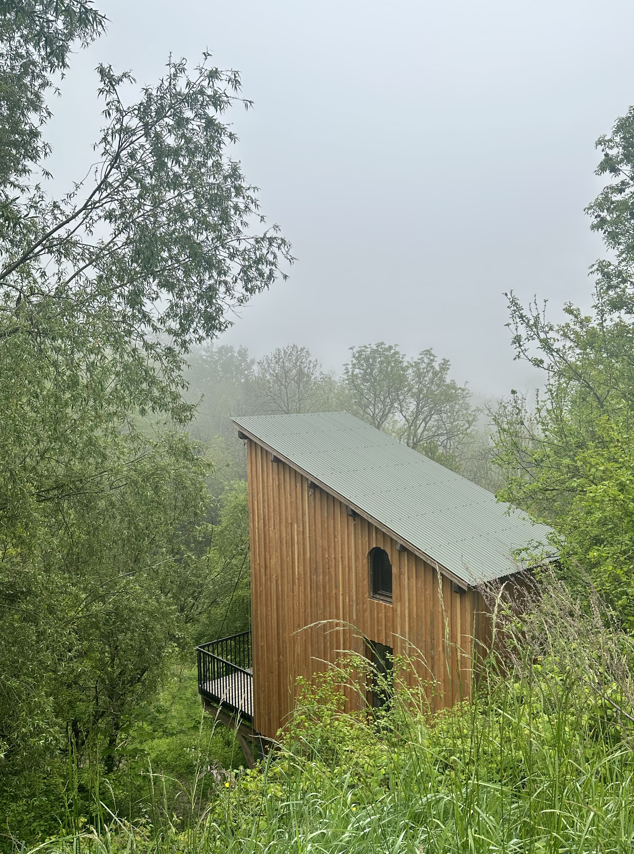 Mirà - Cabane sur pilotis au cœur des Jardins Secrets à Vaulx — vue intérieure