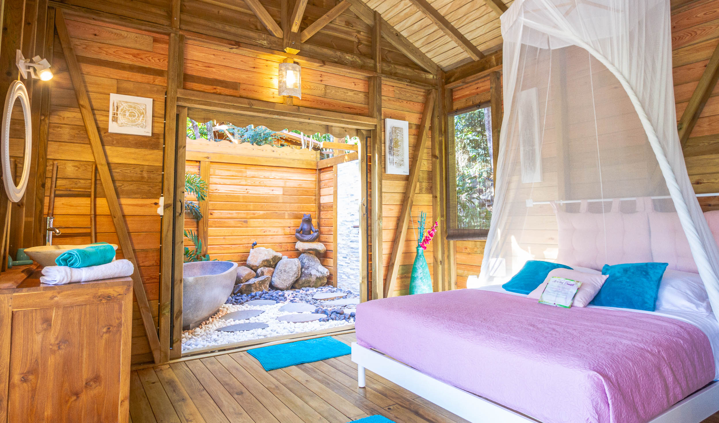 Jungle Lodge : cabane dans les arbres avec piscine privée à Deshaies — vue intérieure