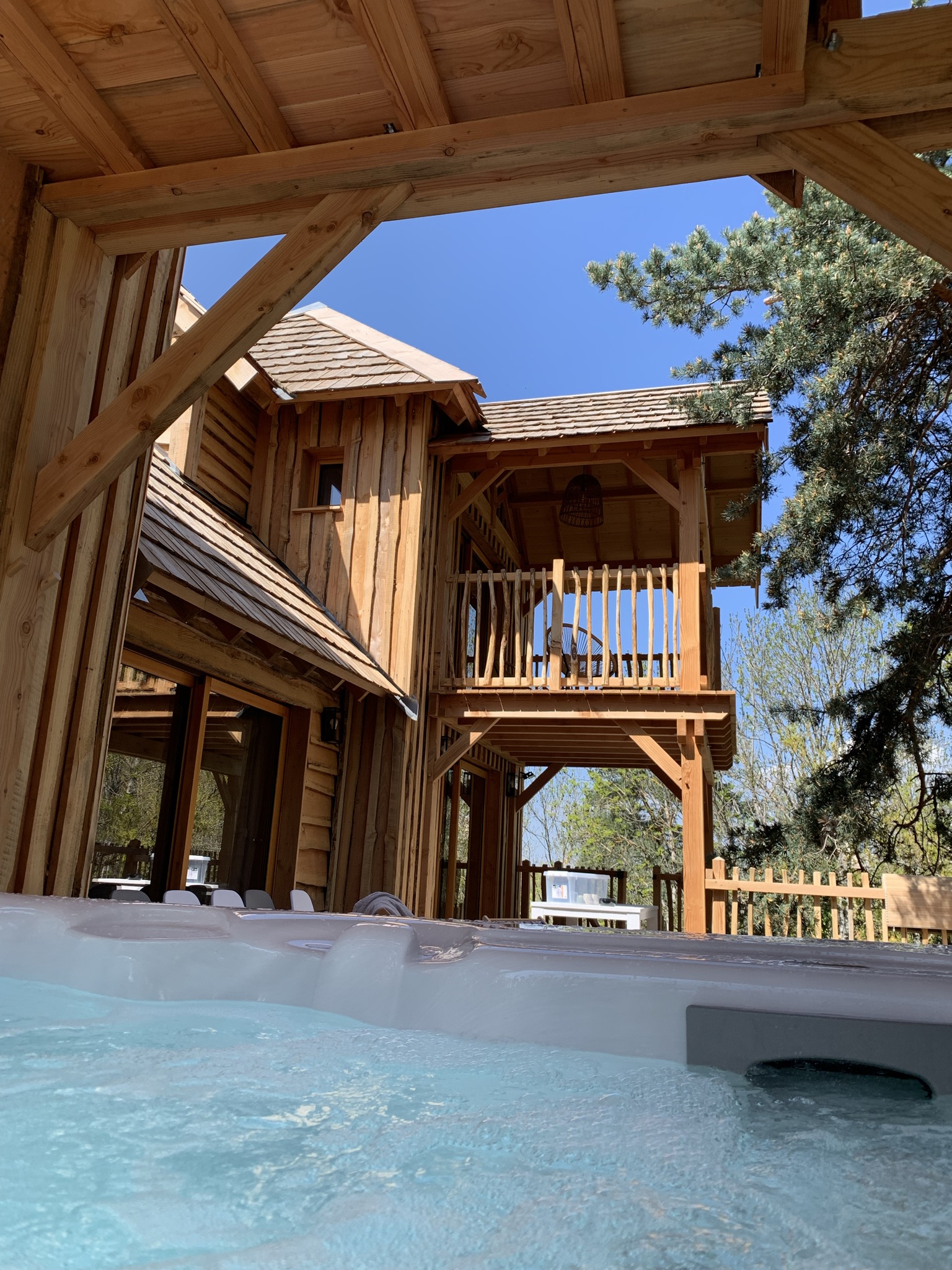 Cabane Château Familiale — Spa/Jacuzzi à Peydébé (Haute-Loire) à Peydébé — vue intérieure