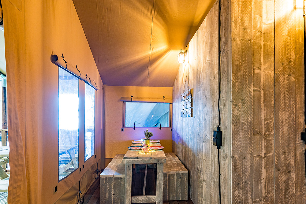 Glamping Lodge 4 personnes — Tente lodge avec spa à Aude à Gaja-et-Villedieu — détail architectural