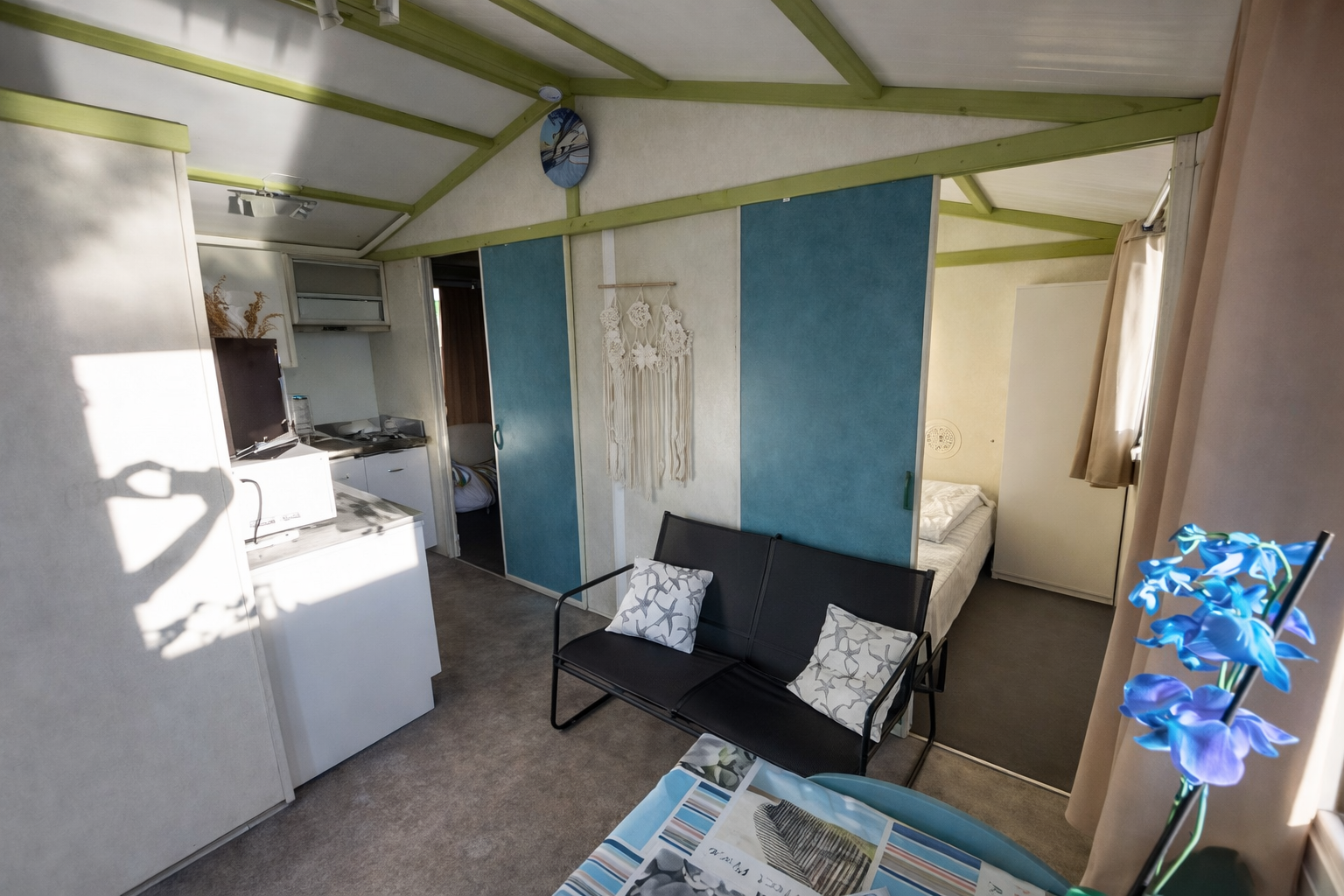 Cottage flottant près de Dijon — Maison insolite avec jacuzzi à Dijon — vue depuis la terrasse