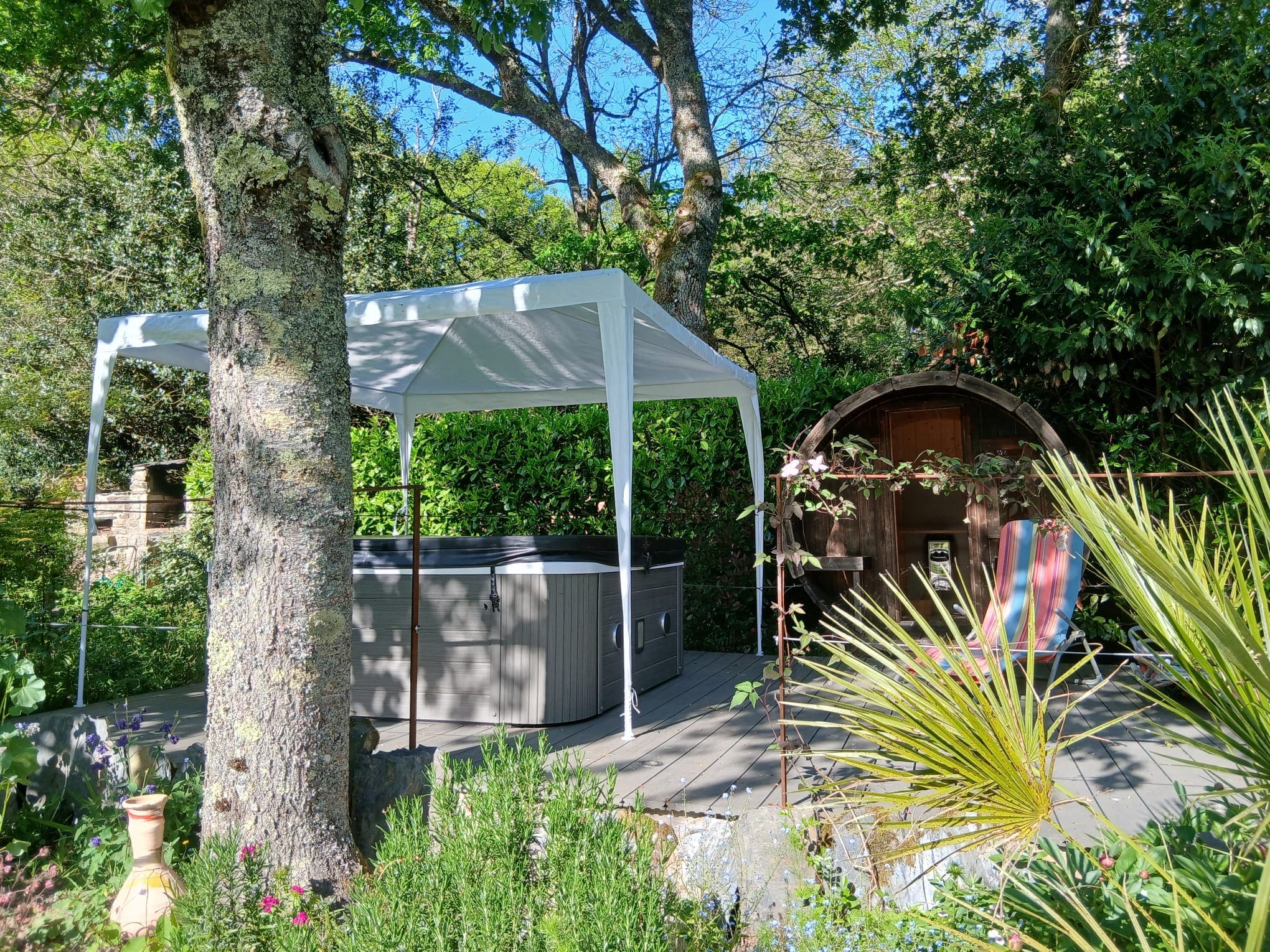 Le Temple Ysambre & Spa — Cabane avec jacuzzi en Bretagne