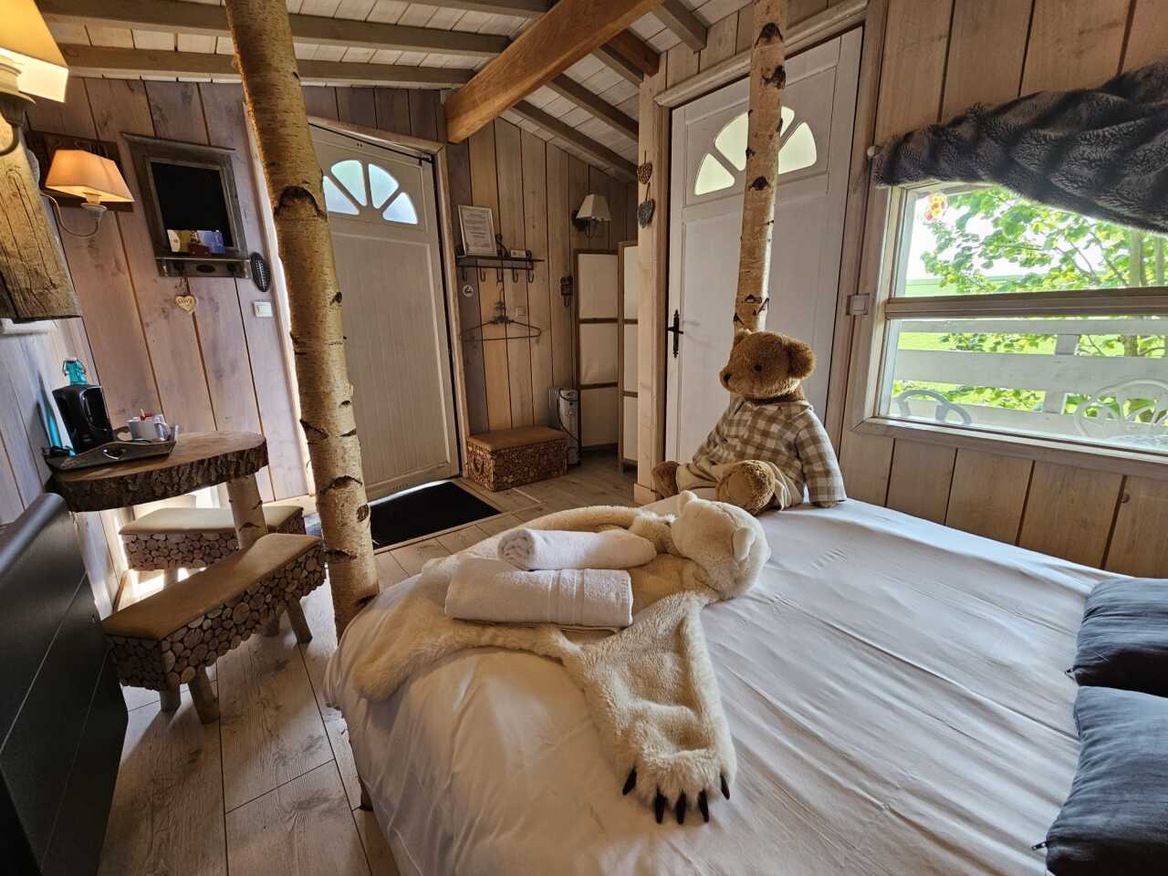 L'Ourson Blanc : une cabane sur pilotis en Picardie à Essuiles — espace de vie