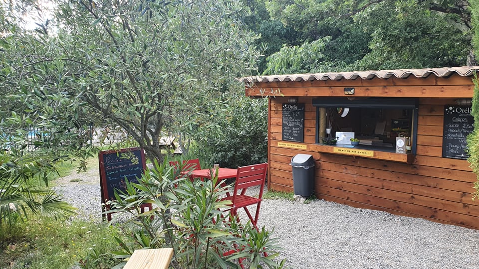 Un tipi lodge avec spa privatif pour une escapade romantique à Vogüé — cuisine
